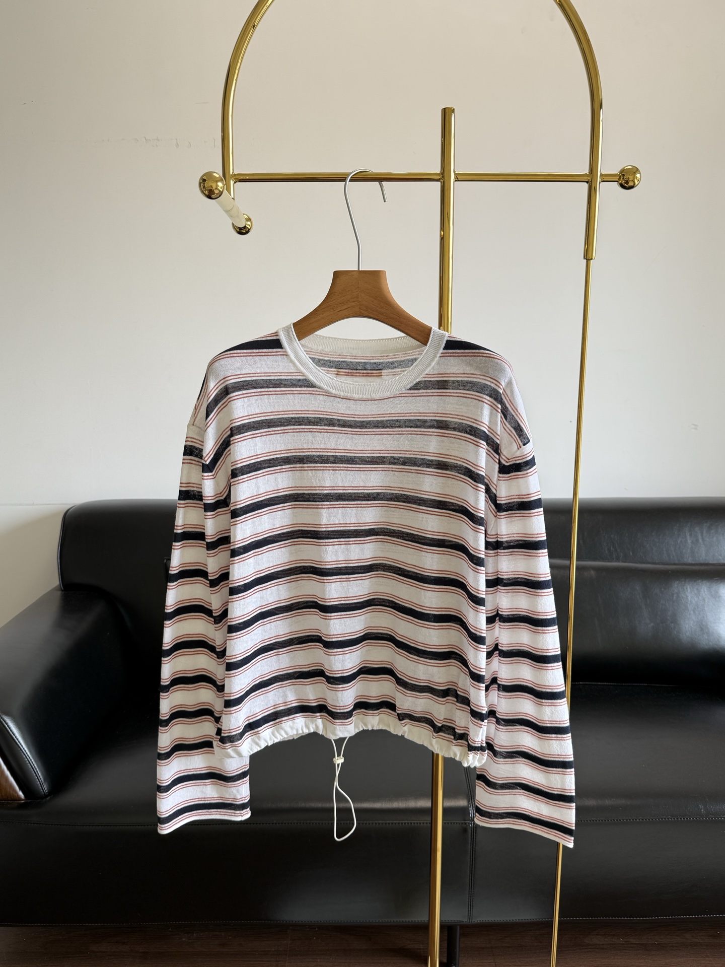 NO:855837,——Edition's same drawstring striped T-shirt. This drawstring striped T-shirt is really amazing. It is one of the hot items this summer~ It is completely different from the regular striped shirt. The stripe elements of the entire dress are presented with very bold geometric color strips. The linen blended fabric is selected, which is soft and delicate to the touch, skin-friendly and non-irritating, and has both breathability and drape. The visual impact is super strong!  !  !  The color design is so beautiful!  !  Moreover, a drawstring is added to the hem to give it a more fashionable look!  !  It is OK to match with skirts and trousers for daily use ~ Sizes: sml, skirts, tees, t-shirts,19860909——Edition同款 抽绳条纹T恤 这件抽绳条纹T恤真的很绝啊 是今年夏天的爆款之一啦~ 它完全区别了常规款条纹衫 整件衣服的条纹元素 用了非常大胆的几何彩条色来呈现 甄选亚麻混纺面料,触感柔软细腻,亲肤不刺激,兼具透气与垂坠感 视觉冲击力超强！！！配色设计非常美啊啊啊！！ 而且下摆加入了抽绳的小心机设计 时装感更是拉满！！ 日常搭配半裙、裤装都OK~ 码数sml,,skirts,tees，t-shirt,,Women's clothing