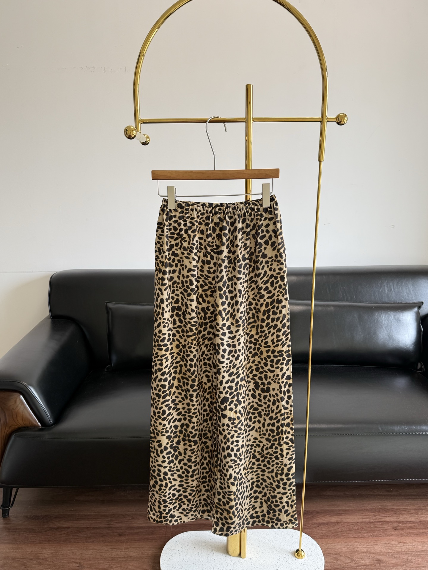 NO:855881,——ICEDUST Seamless Tencel Leopard Print Drape Pants 26 niche hot-selling cool-feeling seamless leopard print wide-leg pants are the 'ace item' of the spring and summer series, and are also a popular model in buyer stores and blogger circles. They are made of imported lyocell Tencel fabric and have an ice silk touch. They are not sweaty or clingy to the legs when worn in summer, and they have a cool feeling when walking in the wind.  Seamless splicing technology, there are no redundant seams on the trousers body, and the upper body can be worn directly to create a 'hemp leg' effect, which makes you visually slimmer. The fabric is anti-static, anti-wrinkle and does not require ironing. It adopts low-saturated warm brown tone retro leopard print, the texture is fine and evenly distributed, and has a 90s French relaxed feel, which is not rustic at all. The printing fastness is high, and it has a clear and high-end feel.  The high-waisted, wide-straight version and elastic waistband are friendly to all waist and abdominal figures. The trousers are floor-length, and when paired with thick-soled shoes/slippers, they can easily elongate the proportions and hide the muscles, making the effect appear slimmer. The width of the hips and the thickness of the legs can be perfectly modified, and small people can also wear supermodel aura. Sizes S-M-L-XL,, slippers,19860909——ICEDUST 无缝天丝豹纹垂垂裤 26小众大爆款凉感无缝豹纹阔腿裤春夏系列的“王牌单品”,也是买手店和博主圈的热门款 采用进口莱赛尔天丝面料,自带冰丝触感,夏天穿完全不闷汗、不贴腿,走路带风自带凉感. 无缝拼接工艺,裤身没有多余的缝线凸起,上身直接穿出“麻杆腿”效果,视觉上更显瘦.面料抗静电、抗皱免烫 采用低饱和暖棕调复古豹纹印花,纹理细腻分布均匀,自带90年代法式松弛感,完全不土气.印花牢度高,清晰高级感拉满 高腰宽直筒版型,松紧腰头对所有腰腹身材都友好.裤长及地,搭配厚底鞋/拖鞋都能轻松拉长比例藏肉显瘦效果拉满,胯宽、腿粗都能被完美修饰,小个子也能穿出超模气场. 尺码S-M-L-XL,,slippers,,Women's clothing