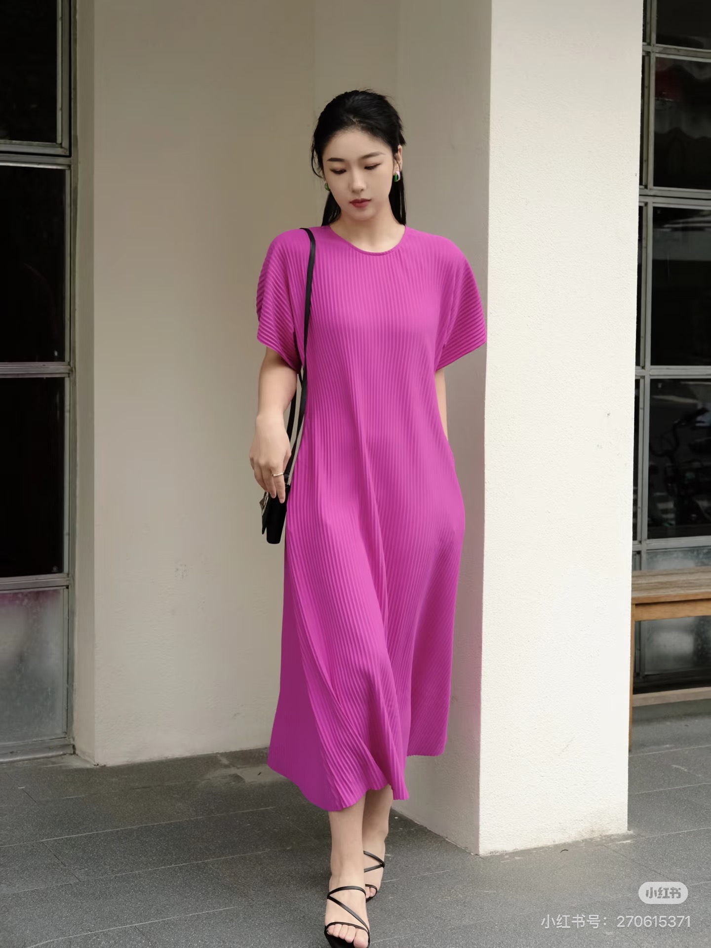 NO:855872,Rose red is the most flattering color, the whole thing is so elegant, and the sense of high-end comes to your face~,,19860909玫红色是最衬人的,整个就是太有气质了,高级感扑面而来～,,,Women's clothing