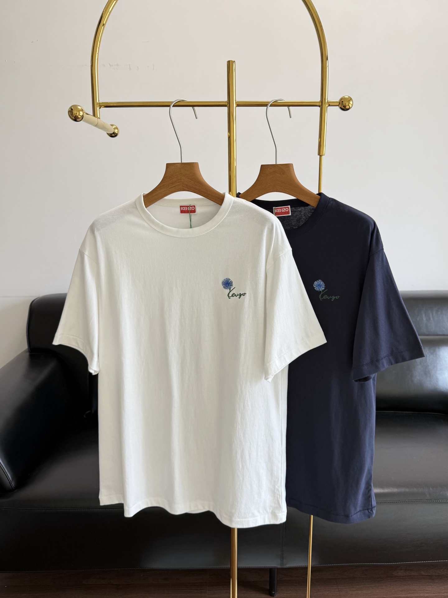 NO:857238,——KENZO blue flower embroidered T-shirt. It has a simple round neck that does not highlight the face shape, and a neat and straight silhouette with a low-key logo print on the front. It is simple and not monotonous. It is suitable for daily commuting, street casual, and couple wear. It is suitable for refreshing white tones and full of summer atmosphere. It is a basic style that can be matched with any style and will not be stepped on when you close your eyes. Pure cotton fabric, comfortable to the touch, very breathable to wear in summer, its fabric is crisp and comfortable, and has a special texture. Size xs-xl white  blue,,tees,t-shirt,19860909——KENZO 蓝色花朵刺绣T恤 简约圆领不挑脸型,利落直摆版型超藏肉正面低调logo印花,简约不单调 日常通勤,街头休闲,情侣穿搭都适配清爽白调夏日氛围感拉满 基础款百搭不出错,闭眼入都不踩雷  纯棉面料,手感舒服,夏天穿很透气,它的面料挺括舒服,特别有质感. 码数xs-xl 白色 蓝色,,tees，t-shirt,,Women's clothing
