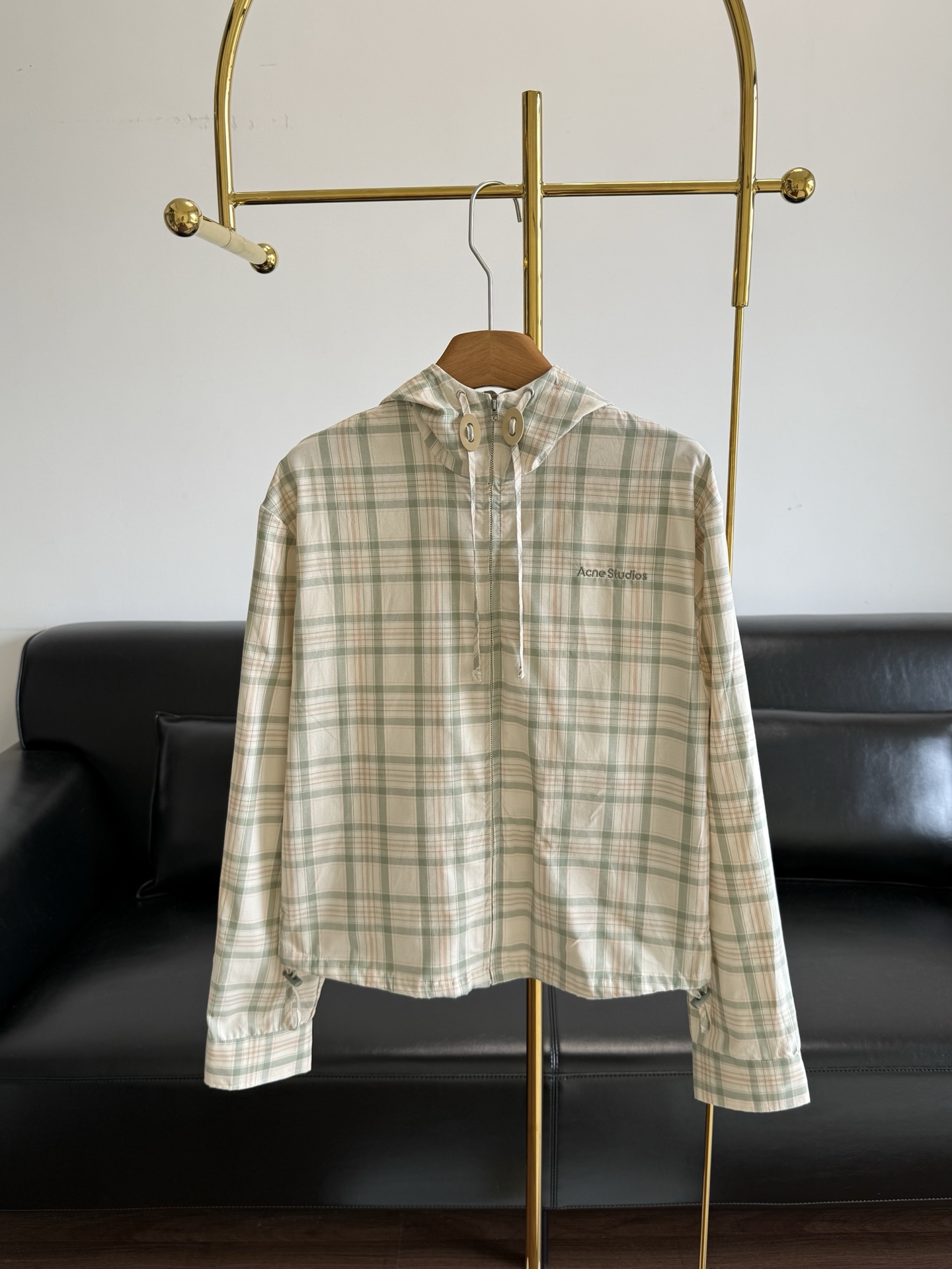 NO:857227,——Acne studios plaid hooded jacket has a relaxed feel in spring. Cotton!  The light and thin fabric is super comfortable to wear next to the body. The light green plaid pattern is gentle and white. The loose fit is super friendly to all body types. Paired with jeans, it gives a casual Nordic relaxed feeling. It is suitable for wearing alone~ It can also be matched with a pink hat from the same brand. It can also be a contrasting color. Wear it like this when you go out in spring. It will be an atmospheric blockbuster in any photo. Size sml,,acne studios,dior,jeans,jackets & coats,hats,19860909——Acne studios 格纹连帽外套 春日松弛感拿捏了 棉！轻薄面料贴身穿超舒服,浅绿调格纹温柔又显白,宽松版型对各种身材都超友好,搭牛仔裤就是随性的北欧松弛感,单穿内搭都合适~ 搭配同品牌粉帽还能撞色点睛,春天出门这么穿,随手拍都是氛围感大片 码数sml,,acne studios,dior,jeans,jackets & coats,hats,,Women's clothing