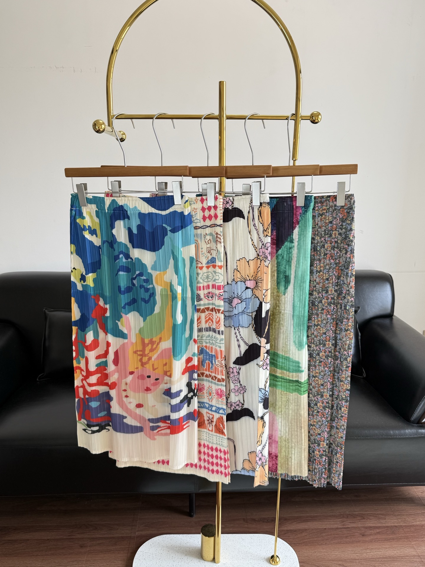 NO:857269,——Issey Miyake’s pleated printed skirt will never fade!  Full of summer feeling, wear spring on your body - it will give you a very fresh feeling at first glance, like spring ink pastoral prints on your body!  You can wear it all spring and summer without getting tired, it is fresh, comfortable and easy to take care of!  The A-shaped straight version also has a stylish little slit on the side!   The elastic waist and folds are tolerant, making you look slimmer without picking up your figure. Just pair it with a simple white T-shirt with right-angled shoulders and it will look great!  The elasticity and plasticity of the pleats are very good, and there are small slits and pockets on the side that are stylish, making it easy to wear and convenient, and it looks like a paper figure. It does not cover the hips or legs, so it makes your steps windy when walking. The length can cover the calf, and it covers the flesh very well!  Don’t pick your age or body shape!  Spend the summer comfortably, size sml,,isseymiyake,skirts,19860909——三宅一生褶皱印花半裙 一世不褪色！满满的夏日感 把春天穿在身上—眼看去就是那种很清新的感觉 如春天的水墨田园印染在身上！ 一整个春天夏天穿都穿不腻,清爽舒适好打理！ 略A的直筒版型 侧面还有一个洋气的小开衩！  松紧腰褶皱的包容 显瘦不挑身材 就搭配一件简单的直角肩小白T就很好看！ 褶皱的回弹性和可塑性都非常好,侧面还有洋气的小开衩和口袋,好穿又方便,纸片人既视感.不包臀,不裹腿,行走间步履生风,长度能盖住小腿肚,遮肉的很！不挑年龄,不挑身材！舒舒服服过夏天 码数sml,,isseymiyake,skirts,,Women's clothing