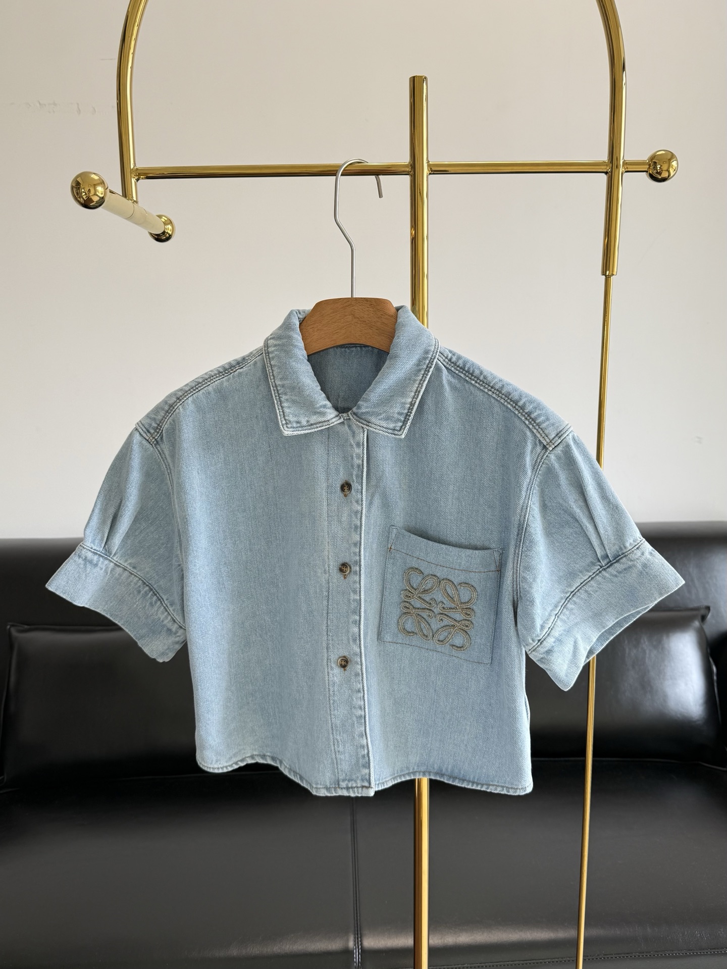NO:857246,——LOEWE spring and summer new washed denim puff sleeve shirt!  The imported denim is full of muscle and skinny, and the upper body is exploded with customized active washing technology!  The Anagram embroidered logo on the pocket is low-key and high-end, and the short-sleeved design is so summer-friendly!  The classic short H version is versatile and fashionable!  The upper body is super slim!  Highly recommended single product size sml, loewe, shirts, T-shirt,19860909——LOEWE春夏新款洗水牛仔泡泡袖衬衫！ 进口牛仔筋骨感十足定制活性洗水工艺上身A爆啦！口袋的Anagram刺绣logo低调又高级短袖设计对夏天太友好了！经典小短款H版型不挑人百搭又时髦！上身超显瘦！强烈推荐单品 码数sml,,loewe,shirts,T-shirt,,Women's clothing