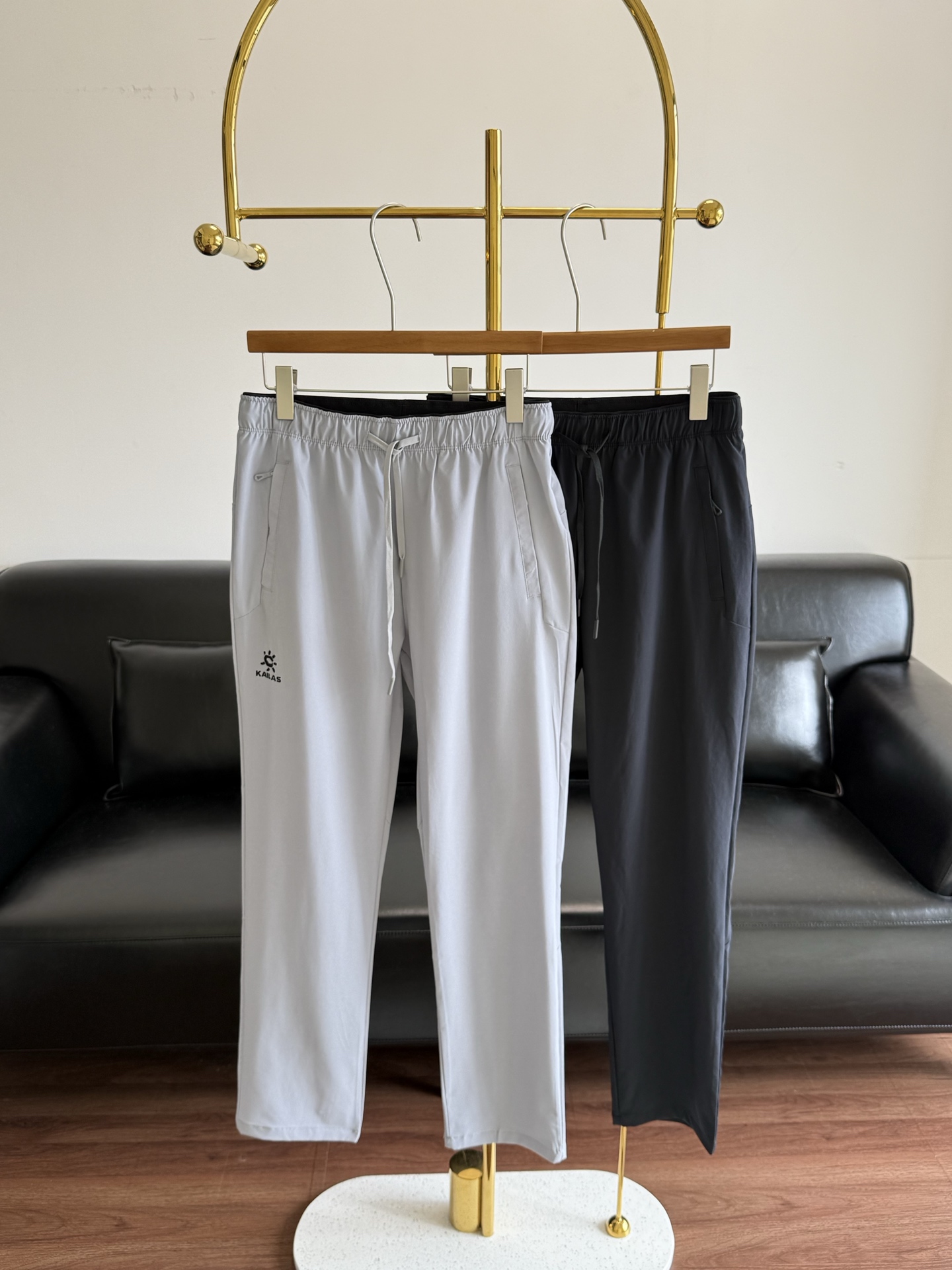 NO:857196,——Kaileshi’s same style Suhao sports trousers. Outdoor enthusiasts, are you still worried about not finding a pair of comfortable and practical hiking trousers?  Keileshi men's quick-drying hiking pants are the treasure equipment you have been looking for!  Woven sports trousers specially designed for sports. They are quick-drying, bare-feeling and sun-protective. Their functionality is impeccable. With three-dimensional splicing and tailoring, they can be worn for hiking and exploring outdoors or for vigorous exercise in the gym. There is no problem at all. They are a pair of pants that are indispensable in the wardrobe. Anyone who has bought them from us knows how easy they are to wear!  It must be arranged for all the men in the family to put two hands into it. Let’s talk about its cooling feeling. It feels icy and cool to the touch. It is also very suitable to wear in spring and autumn!  It is even more comfortable to wear when exercising and will not be affected by the sweltering heat. It also has sun protection capabilities. It has a UPF60+ sun protection index and can effectively shield against light damage. Whether you are basking in the sun or doing sports outdoors, you are not afraid of getting sunburned!  !  The fabric has excellent quick-drying properties. After sweating, it can quickly remove the sweat from the body surface. It will not stick to the body in a sticky manner. It can always keep you dry and breathable. It will not make you sweat at all. No matter how much you sweat, you will still feel refreshed!  Style｜The shape of the trousers is slightly tapered, with the trouser legs slightly pulled in. This design is amazing. It can visually lengthen the leg line, making the legs look thin and long. Whoever wears this will have long legs!  Whether it is daily walking or exercising, this version is very comfortable and allows you to move freely without feeling restricted!  Let’s look at the knee area. It has a three-dimensional design. In this way, the amount of activity of the knee is greatly increased. Whether it is doing high leg raises, squatting, running, etc., it is very flexible and will not be restricted by pants at all. You can move as you like!  The brand's exclusive hot-stamped logo is on the side of the trousers. It adopts a contrasting color design. The color is bright but not obtrusive. It instantly adds visual highlights to the simple trousers and will not appear monotonous. The hot-stamping material is resistant to high temperatures and water washing. Even if it is machine washed multiple times, it will not crack or fade. The logo is still clear and complete after being worn for a long time. The quality is particularly durable!  Size m-2xl gray black,,19860909——凯乐石同款 速好运动长裤 户外爱好者们,还在为找不到一条舒适又实用的登山裤而烦恼吗？凯乐石男款速干登山裤,就是你一直在寻觅的宝藏装备！ 专为运动而生的梭织运动长裤 速干、裸感、防晒 它的功能性完美到无可挑剔 加上立体拼接裁剪 穿着去户外徒步探索 去健身房酣畅淋漓运动 都丝毫没有问题 衣柜里少不了的一条裤子 买过咱家的都知道有多好穿！ 必须给家里老爷们都安排起来 人手两条入起来 再说说它的凉感 摸起来冰冰凉凉的 春秋季节穿也很合适！运动的时候穿更是舒服 不会因为闷热影响状态 还有它的防晒能力 具备UPF60+的防晒指数 能有效屏蔽光伤害 在户外不管是晒太阳还是做运动 都不怕被晒黑晒伤啦！！ 面料速干性能超级牛 出了汗之后 能很快把体表的汗湿抽离掉 不会黏糊糊地贴在身上 一直能保持干爽的体感 特别透气 完全不会闷汗 哪怕出再多汗 也能清清爽爽的！ 版型｜偏锥子裤的版型 裤脚处微微往内收 这设计太绝了 视觉上能直接拉长腿部线条 显得腿又细又长 谁穿谁是大长腿！平时不管是日常走路还是运动的时候 这个版型都特别舒服 活动起来特别自在 不会有束缚感！ 再看膝盖部位 做了立体的设计 这样一来 膝盖的活动量就大大增加了 不管是做高抬腿 还是蹲下、跑步这些动作 都特别灵活 完全不会被裤子限制住 运动起来那叫一个随心所欲！ 裤子侧边有品牌专属烫印logo 采用撞色设计 颜色鲜亮却不突兀 瞬间给简约的裤子增加了视觉亮点 不会显得单调 烫印材质耐高温、耐水洗 哪怕多次机洗 也不会出现开裂、掉色的情况 穿很久logo还是清晰完整 品质特别抗打！ 码数m-2xl 灰色 黑色,,,Women's clothing