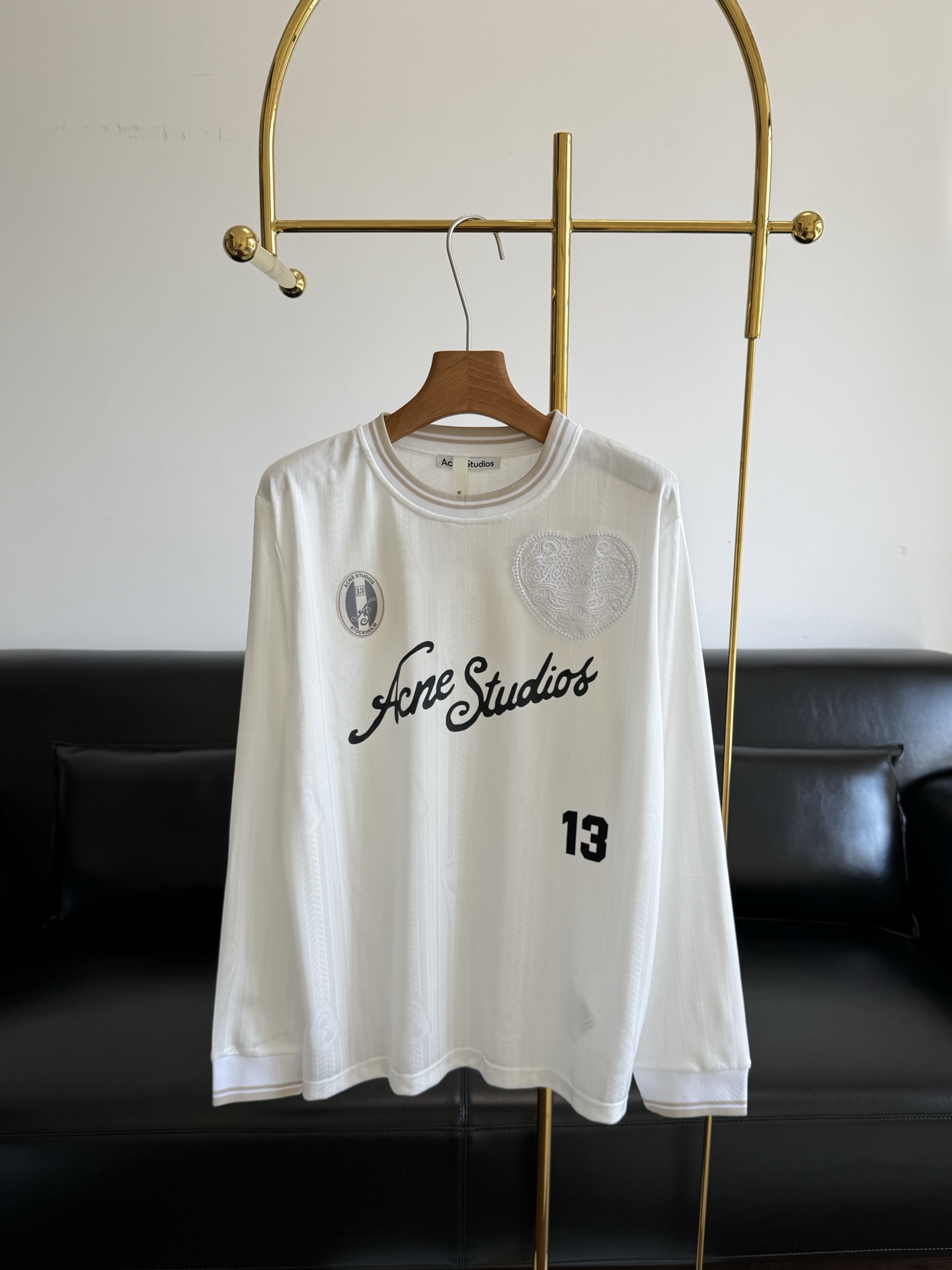 NO:859268,——Acne Studios' new 26 summer white jersey long-sleeved, the same style. Simple and relaxed OOTD is here. Every new product from acne is very good-looking. And this year's new products are really practical. The fabric is light and breathable, super comfortable for daily wear!  Brand embroidery on the chest + heart-shaped patch + number '13', full of details and highly recognizable. The loose version accommodates a variety of body types. It looks great with jeans or sweatpants, and you can easily get the American retro sports style!  Code number sml,,acne studios,dior,jeans,19860909——Acne Studios同款 26夏季新品白色球衣长袖 简单又松弛的OOTD来啦 acne出的每一件新款都很好看哦 而且今年的新品真的都蛮实穿主义 面料轻盈透气,日常穿着超舒适！胸前品牌刺绣+心形贴布+数字“13”,细节满满,辨识度超高 宽松版型,包容多种身材,随便搭配牛仔裤或运动裤都很出彩,轻松get美式复古运动风！ 码数sml,,acne studios,dior,jeans,,Women's clothing