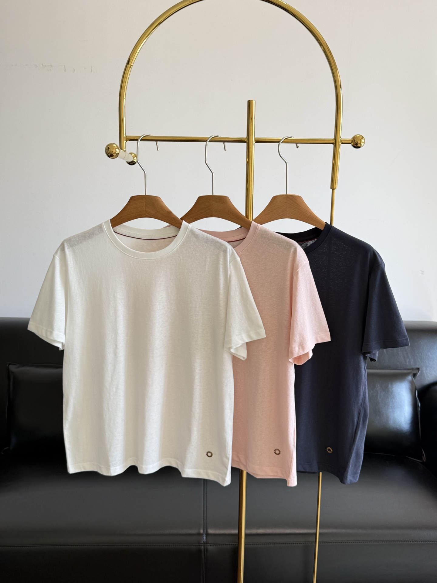 NO:859245,——Lp's same solid color round neck T-shirt, minimalist round neck + slightly loose tailoring, not picky about body shape, suitable for various styles; low saturated color, gentle/high-end/retro one-click switch, can be worn in all seasons; lp's casual wear is very high-end!  !  !  High-end powder!  !  The fabric stands up!  It feels soft and waxy!  The cloth surface is smooth!  !  It has a relaxed old-money style and is perfect for any combination. The style is all under your control. A must-have!  !  Size sml white pink blue, loro piana, tees, t-shirt,19860909——Lp 同款纯色圆领T恤 极简圆领+微宽松剪裁,不挑身材,适配各种风格； 低饱和色调,温柔/高级/复古一键切换,四季都能穿； lp休闲装里面很高端的！！！ 高端粉！！面料立挺！手感软糯！布面光洁！！ 带有老钱风的松弛 随意搭配都适配度满分 风格全由自己掌控必入啊啊啊啊！！ 码数sml 白色 粉色 蓝色,,loro piana,tees，t-shirt,,Women's clothing