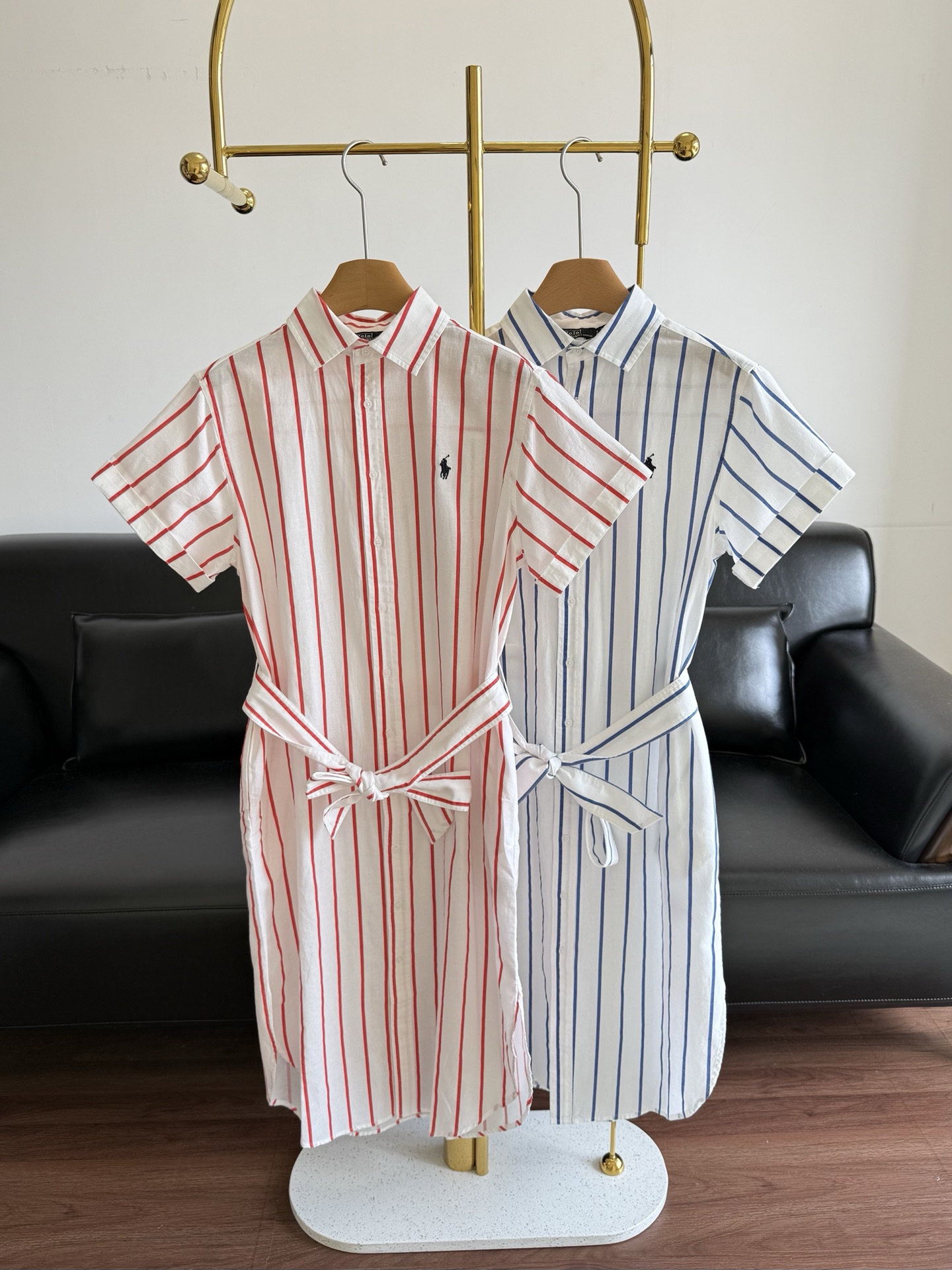 NO:859343,——Ralph Lauren Striped Linen Skirt A must-have fashion item in a girl’s wardrobe, the shirt dress has a lazy feel that doesn’t pick on the figure at all, and it can also visually make you slimmer. The linen fabric is not sweaty at all in summer, and it has a taste as you wear it. The side slits are not restrictive at all. The vertical striped dress is classic and fashionable ~ The slimming effect is obvious ~ Suitable for girls who want to modify their figure ~ Especially the thin vertical stripes are more elegant ~ Size sml red blue,, loro  piana,skirts,shirts,19860909——RalphLauren 拉夫劳伦 条纹亚麻裙 气质女生的衣橱里必不可少的时尚单品衬衫连衣裙,自带慵懒感完全不挑身材,视觉上还能悄悄显瘦. 亚麻面料夏天穿完全不闷汗,越穿越有味道的那种.侧边开叉完全不束缚 竖条纹连衣裙经典又时尚～显瘦效果明显～适合想要修饰身材的女生～尤其是细竖条纹更显优雅～ 码数sml 红色 蓝色,,loro piana,skirts,shirts,,Women's clothing