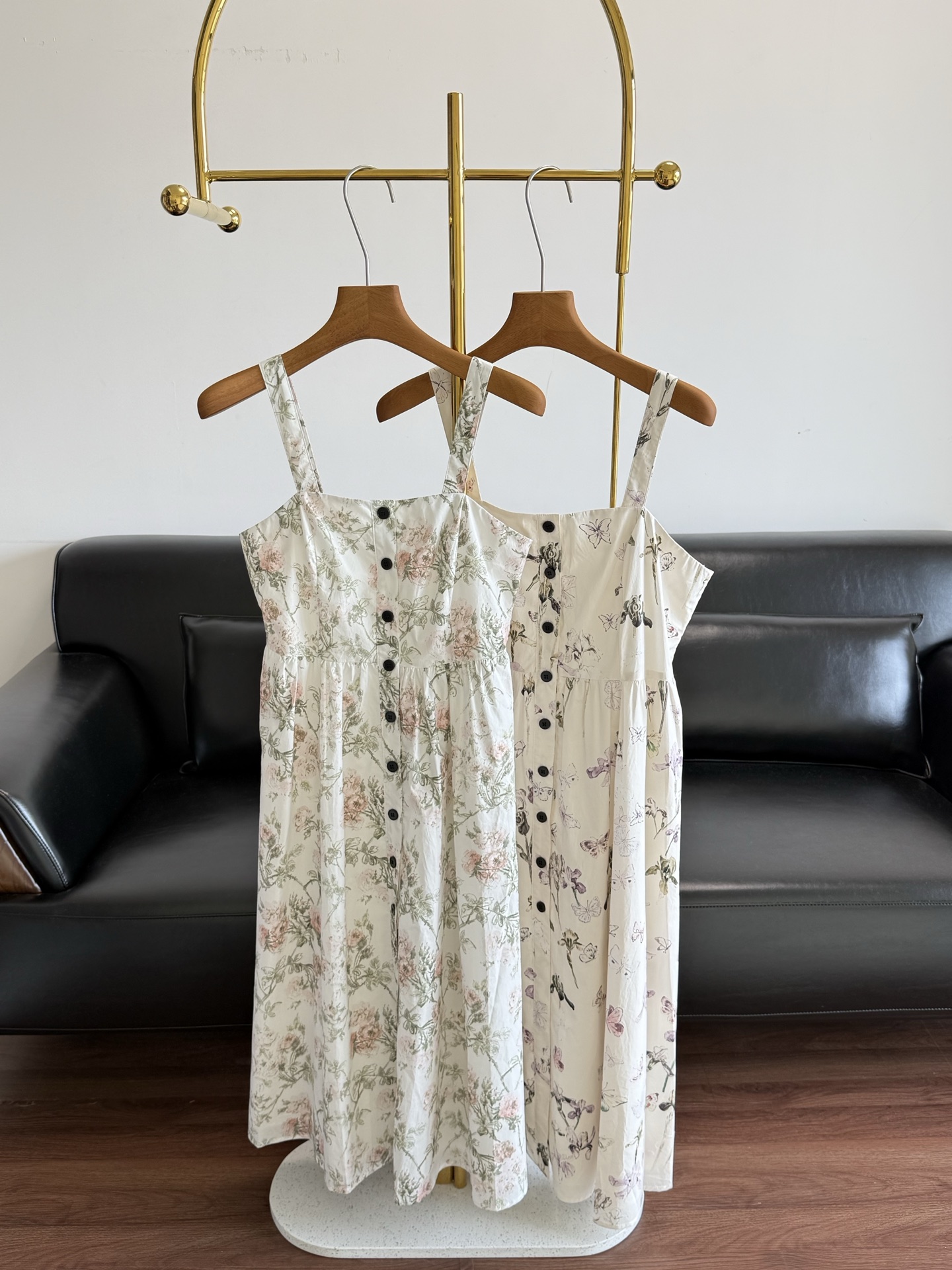 NO:860476,——Dior’s matching button-print vest dress. Let’s take a look at the pattern first!  !  It is the perfect dress for high-end women!  Three-dimensional tailoring, elegant and adaptable!  Clean vertical lines outline a smooth silhouette!  Pair it with a natural bust!  While retaining looseness and comfort!  And through exquisite tailoring, she hides her slimming intentions!  !  Every piece of clothing is a work of art!  !  !  No exaggeration at all!  !  Imported cotton and silk!  Cotton fibers are long and strong!  Firm and stylish, unique high-end texture!  The texture of the material is perfect and the materials used are super abundant!  The quantity is very small!  Buy it and earn it!  !  !  Size s-xl butterfly style rose style, dior, skirts, real silk,19860909——Dior 同款纽扣印花背心连衣裙 先看版型！！ 就是属于高级女人的完美连衣裙！ 立体剪裁,优雅随形！ 利落垂直的线条勾勒流畅轮廓！ 搭配自然下围！ 既保留宽松舒适度！ 又通过精妙的剪裁暗藏显瘦心机！！衣服每一件都是艺术品！！！ 一点都不夸张！！ 进口棉真丝！棉纤维纤长且韧性强！紧实有型,独有的高级 肌理质感！材质质感满分,且用料超足！货量非常少啊！ 买到就是赚到！！！ 码数s-xl 蝴蝶款 玫瑰款,,dior,skirts,real silk,,Women's clothing