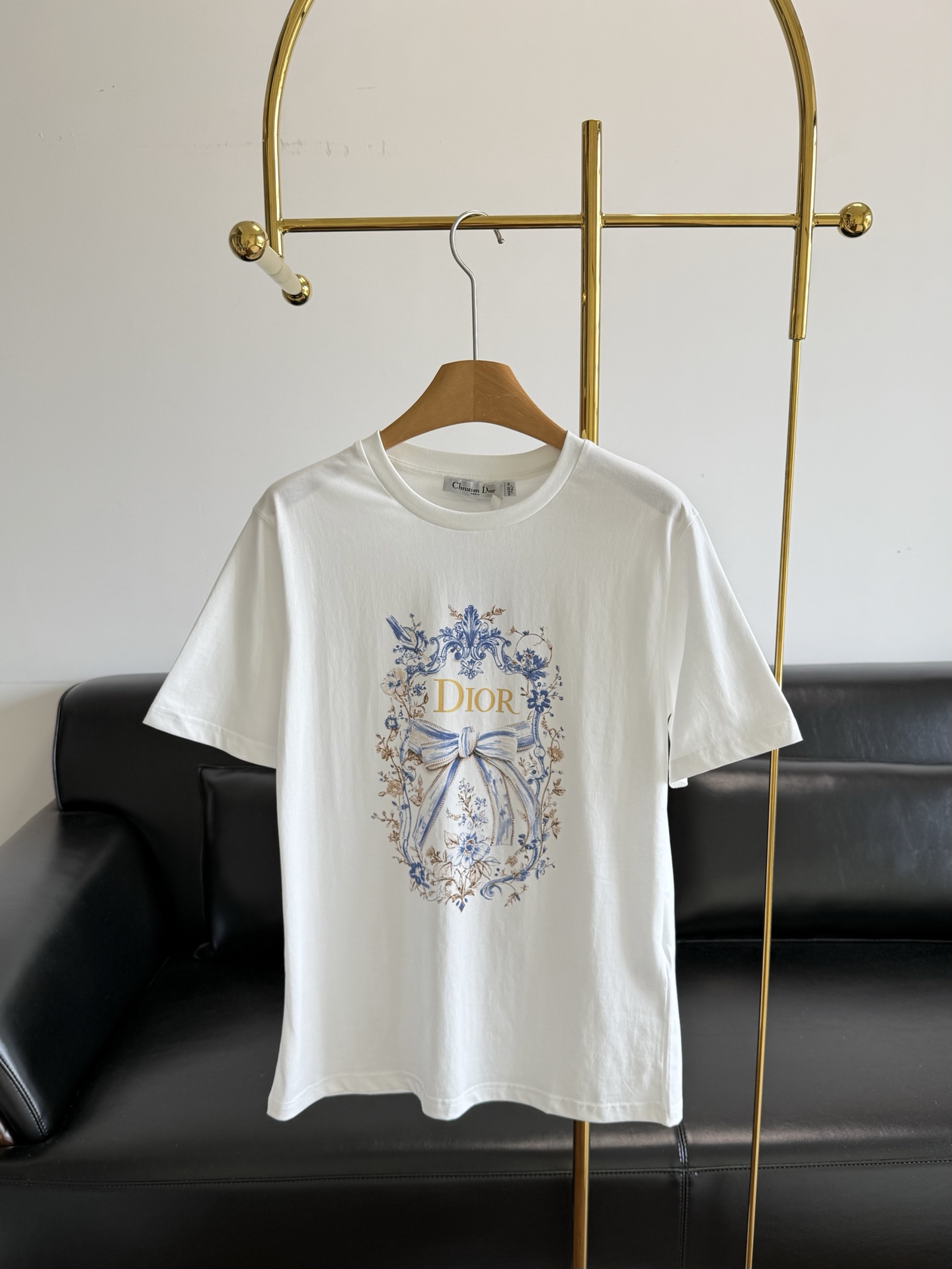 NO:860416,——DIOR/Dior butterfly print short-sleeved T-shirt. The Dior T-shirt is so beautiful that it can be matched with any combination. It has a pure white background with blue and gold bow printing, which brings a French retro elegant atmosphere. The loose version is comfortable and hides the flesh, the printing is exquisite and delicate, and the upper body has a gentle and noble lady feel. It is easy to wear for daily and vacation. Cotton fabric!  Simple, elegant and fashionable!  Very classic and attractive!  Versatile!  Versatile!  Versatile!  Code number sml,,dior,dior,T-shirt,tees,t-shirt,19860909——DIOR/迪奥 蝴蝶印花短袖T恤 Dior T恤颜值太扛打了 随便搭配都可以封神 纯净白底色搭配蓝金蝴蝶结印花,自带法式复古的优雅氛围 宽松版型舒适又藏肉,印花精致细腻,上身就是温柔贵气的大小姐感,轻松拿捏日常与度假穿搭. 棉面料！ 简单大方时髦！非常经典耐看！百搭！百搭！百搭！ 码数sml,,dior,dior,T-shirt,tees，t-shirt,,Women's clothing
