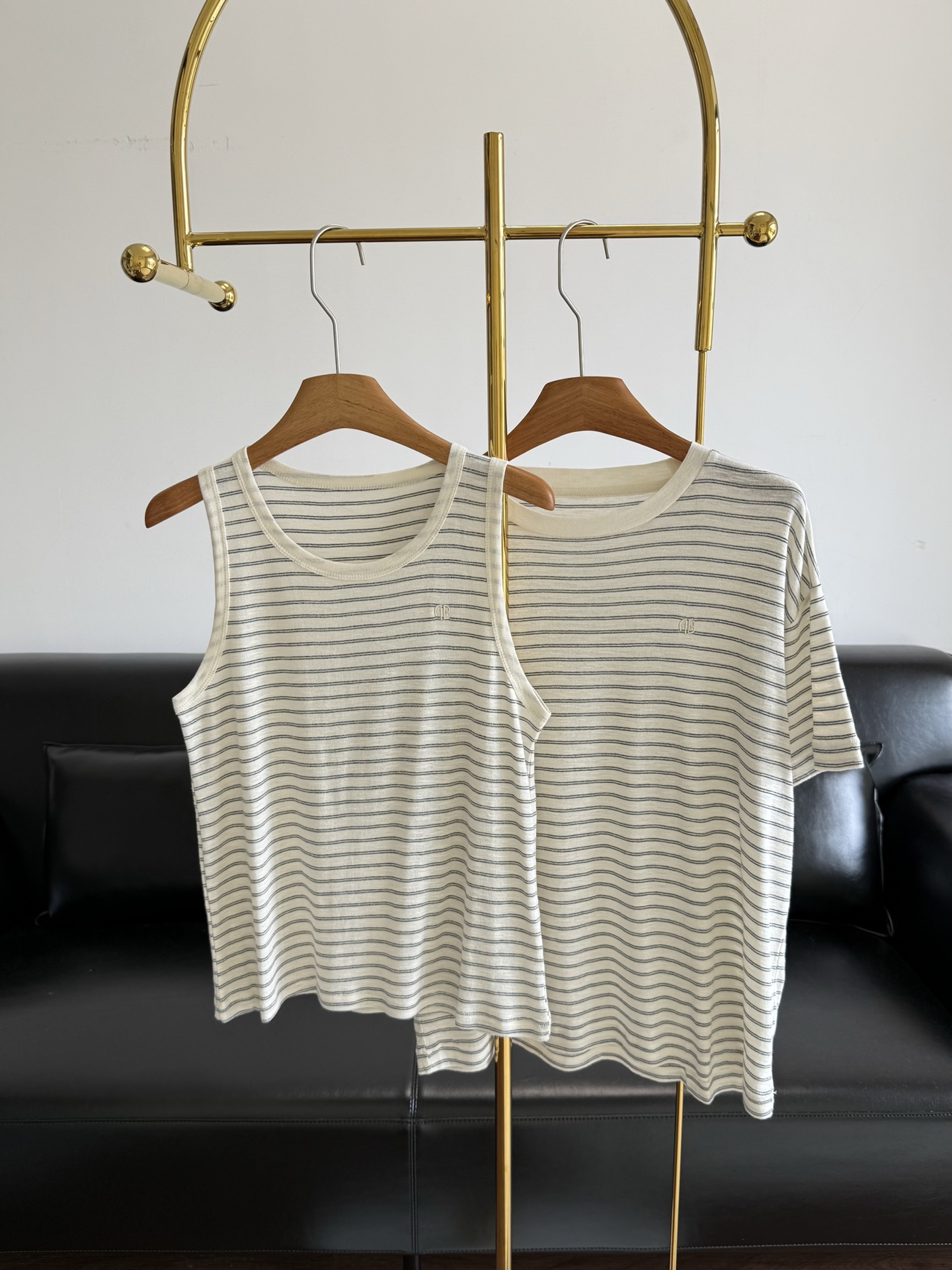 NO:860440,Tank top T-shirt Anine Bing matching striped T-shirt  Pure cotton is born with excellent moisture absorption and breathability. It is breathable and refreshing in summer, and it is dry when the wind blows. It does not feel stuffy and sticky at all. It will not feel cold when worn in an air-conditioned room. It is comfortable and comfortable, and can be worn with confidence even for sensitive skin. It uses high-density essence.  The carded cotton fabric feels as soft and smooth as clouds. It has the natural muscle and bone feel of cotton. The upper body lines are neat and clean. On the contrary, it becomes softer and softer. It can still maintain a neat silhouette after wearing it all summer, and the neckline will not become loose and deformed.  The 'AB' letters on the chest are simple and elegant, and have their own brand recognition. They are not as cheap as ordinary prints. They are low-key and have a sense of high-end, making the basic T  The shirt instantly has a memory point. It is not easy to fall off after being worn for a long time, and the details are all attentive. The classic round neck does not pick up the face shape, revealing the neck line, making the neck appear thin and long; the slightly loose version can not only modify the shoulders, wide shoulders, create neat right-angled shoulders, but also cover the waist and abdominal fat and arm fat. It is super friendly to pear-shaped and apple-shaped figures, and the slimming effect is visible to the naked eye. Size sml vest style striped style, tees, t-shirt,19860909背心 T恤 Anine Bing 同款条纹T恤 纯棉天生自带优秀的吸湿透气性,夏天穿透气清爽,风一吹就干爽,完全没有闷热黏腻感；空调房穿也不会冷飕飕,舒服又自在,敏感肌也能放心穿.用的是高支精梳棉面料,摸起来像云朵一样软糯顺滑,自带棉的天然筋骨感,上身线条利落干净,反而越穿越软,穿一整个夏天,依然能保持利落的版型,领口也不会松垮变形. 胸前的 “AB” 字母简约大气,又自带品牌辨识度,完全不会像普通印花那样廉价,低调中透着高级感,让基础款 T 恤瞬间拥有记忆点.久穿不易脱落,细节里全是用心.经典的圆领,不挑脸型,露出颈部线条,显得脖子又细又长；微宽松的版型,既能修饰溜肩、宽肩,打造利落直角肩,又能遮住腰腹赘肉和手臂拜拜肉,对梨形、苹果型身材超友好,显瘦效果肉眼可见. 码数sml 背心款 条纹款,,tees，t-shirt,,Women's clothing