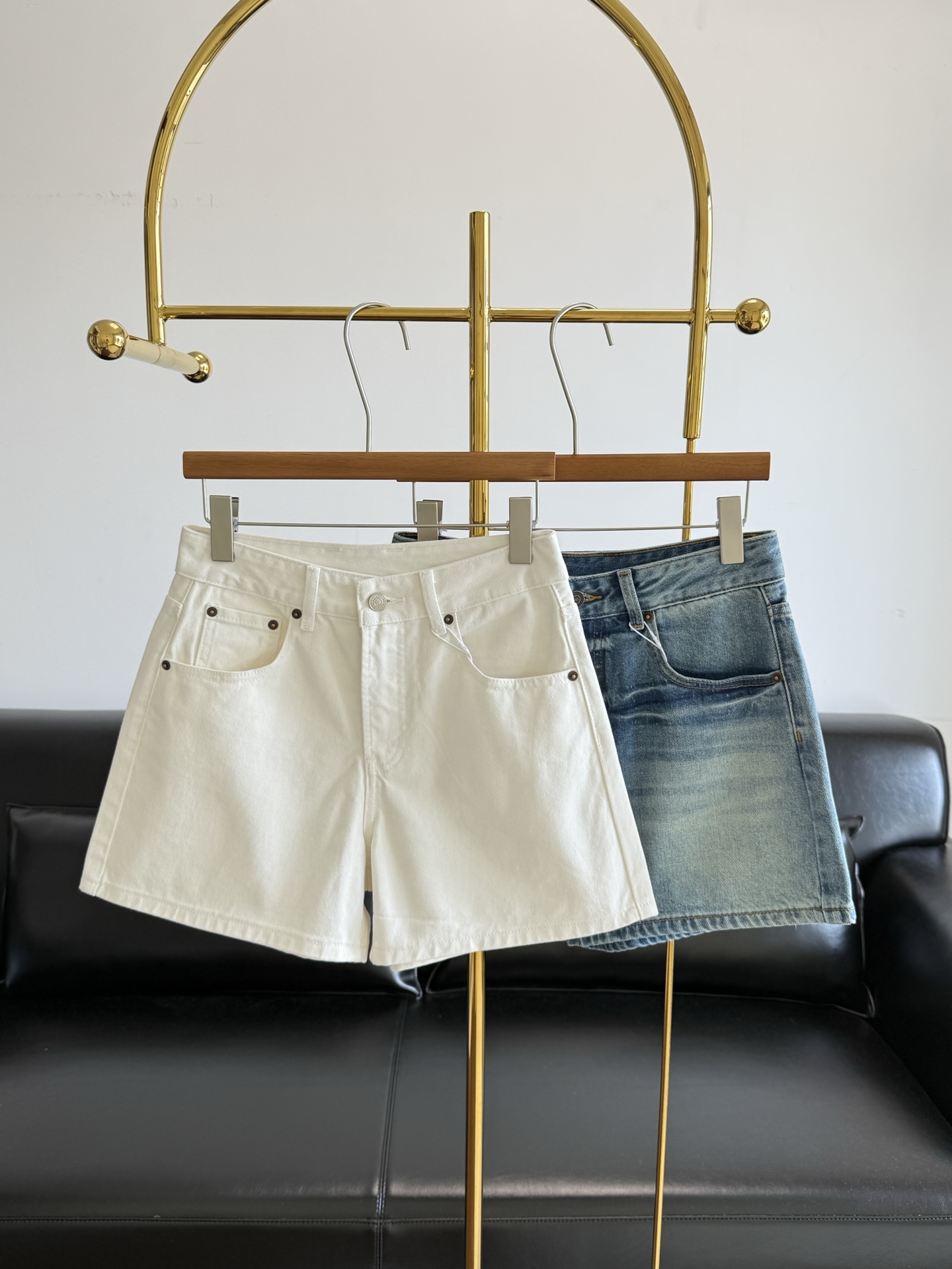 NO:860487,——Celine’s quarter-length denim shorts with the same leather label, sisters!  Today, Wang Zha has a new product. It is minimalist and high-end without being picky. It is an all-round necessity for summer wardrobe. The fabric is made of heavyweight non-elastic Turkish cotton. It is crisp and not soft. The upper body is very stylish. The texture is directly comparable to the standard counters, which cost thousands more!  The high-waisted A-line quarter cut hides the width of your hips, thick legs, and false hips, and raises your waistline in one second, making your legs straight and long!  It comes in two colors: classic washed blue + clean off-white. It can be worn casually with T-shirts, Polo, and small suspenders. It can be worn in daily life, vacations, and commuting. It will give you a relaxed and high-end feeling!  Size 24-30 blue white,,celine,shorts,tees,t-shirt,19860909——Celine 同款皮标四分牛仔短裤 姐妹们！今天王炸上新 极简高级不挑人,夏日衣柜万能刚需 面料用的是重磅无弹土耳其棉,挺括不软塌、上身巨有型,质感直接对标专柜大几千！ 高腰A字四分剪裁,胯宽、腿粗、假胯宽全给你藏住,一秒拉高腰线,显腿直又显腿长！ 经典水洗蓝+干净米白两个配色,随便搭T恤、Polo、小吊带,日常、度假、通勤全都能hold住,松弛高级感直接拉满！ 码数24-30 蓝色 白色,,celine,shorts,tees，t-shirt,,Women's clothing