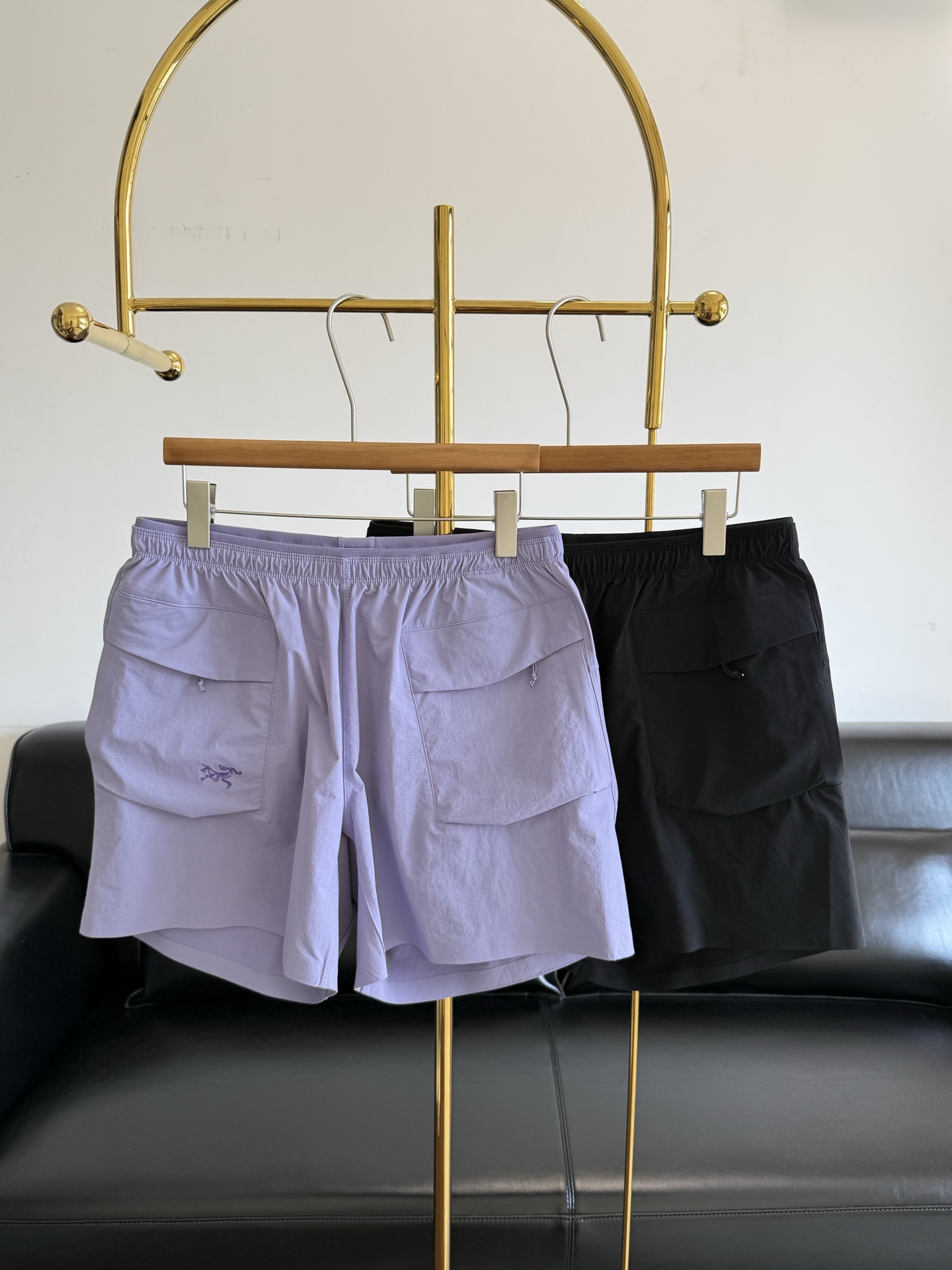 NO:863638,——Arcteryx Women’s Gamma Utility Quick-drying Sports Shorts are now on the market. All sports girls who pass by cannot miss this year’s most popular Arc’teryx cargo shorts, which are fashionable and hit the streets!  A-line small wide legs, handsome and slim!  Made of cotton fabric!  The skin-friendly comfort is far better than ordinary shorts, not to mention the breathability. The skin-friendly comfort is far better than ordinary shorts. It's so good to wear. The reason why Bird is recognized and sought after by the public is that it brings a really good wearing experience. You can't go wrong if you buy it. Size s-xl Purple Black, jil sanderarc'teryx, shorts,19860909——Arcteryx始祖鸟女款gamma utility速干运动短裤 今日王炸登场 所有运动女孩走过路过不能错过,今年最火的鸟家工装短裤,时髦炸街！A字小阔腿,又帅又显瘦！ 采用棉面料！亲肤舒适性要远远超越一般短裤 更别说透气方面了 亲肤舒适性要远远超越一般短裤 太好穿了 鸟之所以被大众认可且追捧 是它带来的穿着体感真的好 跟着买不会错的 码数s-xl 紫色 黑色,,jil sanderarc'teryx,shorts,,Women's clothing