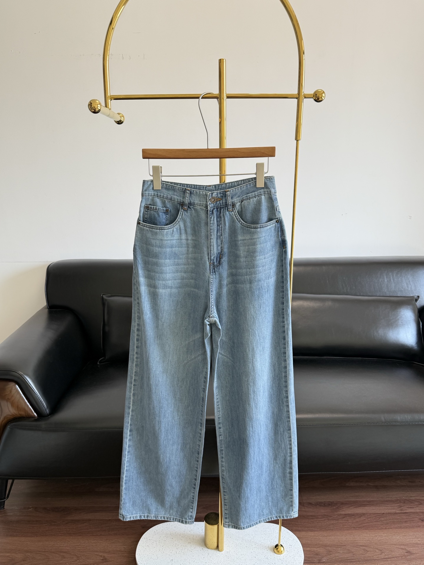 NO:863682,——Miu Miu's same style thin jeans with letter embroidery. Sisters Miu Miu have another new style! This time they are wide-leg jeans with contrasting embroidery letters, which are so beautiful! The classic washed blue upper body has a retro and high-end accent. Wear it and you will be the most handsome boy on the street! It is also comfortable and crisp to wear, and the three-dimensional embroidered letter logo on the back pocket is low-key yet recognizable. Those who are detail-oriented must not miss it!  The symmetrical hip pockets are practical and stylish, and are very convenient for storing small things~ Made of cotton, it is very suitable for spring and autumn! It is breathable and skin-friendly, and it is not too comfortable. Simple matching can bring out the sense of layering, and easily create a casual and age-reducing style! Whether it is commuting, traveling or daily wear, it can be easily controlled. Size sml,,miumiu,jeans,19860909——Miu Miu同款 薄款字母刺绣牛仔裤 姐妹们Miu Miu又出新款啦! 这次是撞色刺绣字母阔腿牛仔裤,简直美到犯规! 经典水洗蓝上身自带复古高级腔调,穿上它你 就是街头最靓的仔!而且穿着舒适又挺括, 后口袋立体刺绣字母徽标.低调又不失辨识度,细节控们绝对不能错过！后臀对称口袋实用又有型,放点小东西超方便~ 棉材质,春秋季节穿搭超合适!透气又亲 肤,简直不要太舒服简单搭配都能将层次感拉满分1,轻松打造休闲减龄风!无论是通勤,出游还是日常穿搭,都能轻松驾驭 码数sml,,miumiu,jeans,,Women's clothing