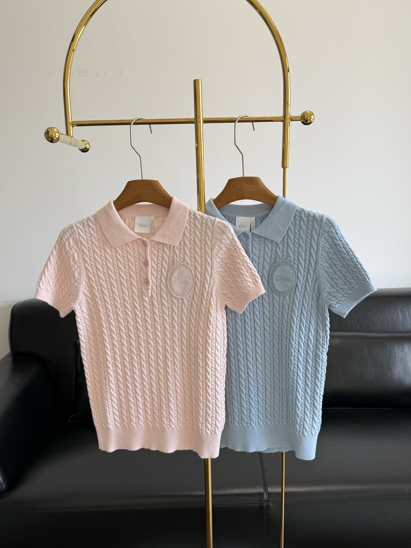 NO:863674,——Dior's same style embroidered logo braided knitted Polo shirt. This is the wardrobe of a wealthy lady. Who knows!  Dior's 2026 spring and summer new style directly captures the feeling of 'elegant, noble and relaxed' when you wear it. It is exclusively customized with imported yb cotton and wool blended materials, using a three-dimensional twist pattern weaving method. The texture is delicate, and you can match it with it casually to look like a lady!  Classic Polo lapel + front button design, embellished with a circular embroidered logo on the left chest, low-key highlighting the brand identity, short slim fit with ribbed edges, soft, skin-friendly and breathable fabric, it is the first choice item for creating the daily look of a 'rich lady'!  Awesome fit, size sml pink blue, dior, dior,19860909——Dior 同款刺绣徽标麻花纹针织Polo衫 这才是千金大小姐的衣橱 谁懂啊！迪奥2026春夏新款一上身,直接拿捏住了“优雅贵气又松弛”的感觉 独家定制进口yb棉羊毛混纺材质,采用立体麻花纹织法,肌理感细腻,随意搭配都能够名媛气质ootd！ 经典Polo翻领+前襟纽扣设计,左胸处缀有圆形刺绣徽标,低调彰显品牌身份,短款修身版型搭配罗纹收边,面料柔软亲肤且透气,是打造“千金名媛”日常造型的优选单品！超赞版型, 码数sml 粉色 蓝色,,dior,dior,,Women's clothing