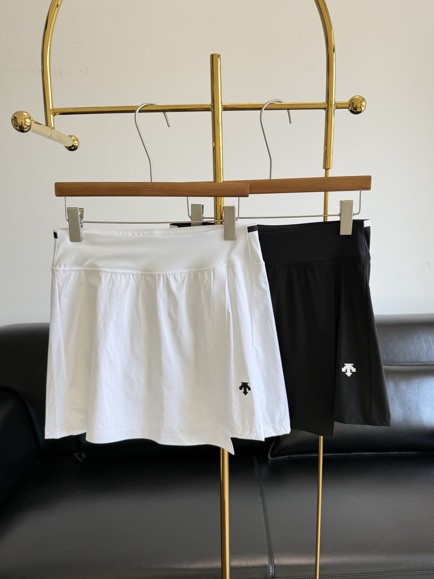 NO:865659,——DESCENTE/Desante WOMEN’S TRAINING series women’s irregular skirts with built-in anti-exposure leggings, no fear of swinging or stepping, full of sense of security; high-elastic and quick-drying fabric, light and breathable, not sweaty, and refreshing even if you sit on the court for a long time;  The high-waisted waist design modifies the waist and abdomen lines, making you appear taller and slimmer; the side slits + A-line version allow you to swing without restraint and allow you to move freely. The black and white colors are very versatile, and paired with the same series of Polo, it is a neat and professional golf style, which is not inconsistent with daily commuting. Size m-2xl white black, skirts,19860909——DESCENTE/迪桑特WOMEN’S TRAINING系列女士不规则短裙 内置防走光打底裤,挥杆、跨步都无惧,安全感拉满；高弹速干面料,轻薄透气不闷汗,久坐球场也清爽； 高腰收腰设计,修饰腰腹线条,显高显瘦不勒肉；侧边开叉+A字版型,挥杆无束缚,活动超自在.黑白两色都很百搭,搭配同系列Polo,就是一套利落又专业的高球造型,日常通勤穿也完全不违和. 码数m-2xl 白色 黑色,,skirts,,Women's clothing