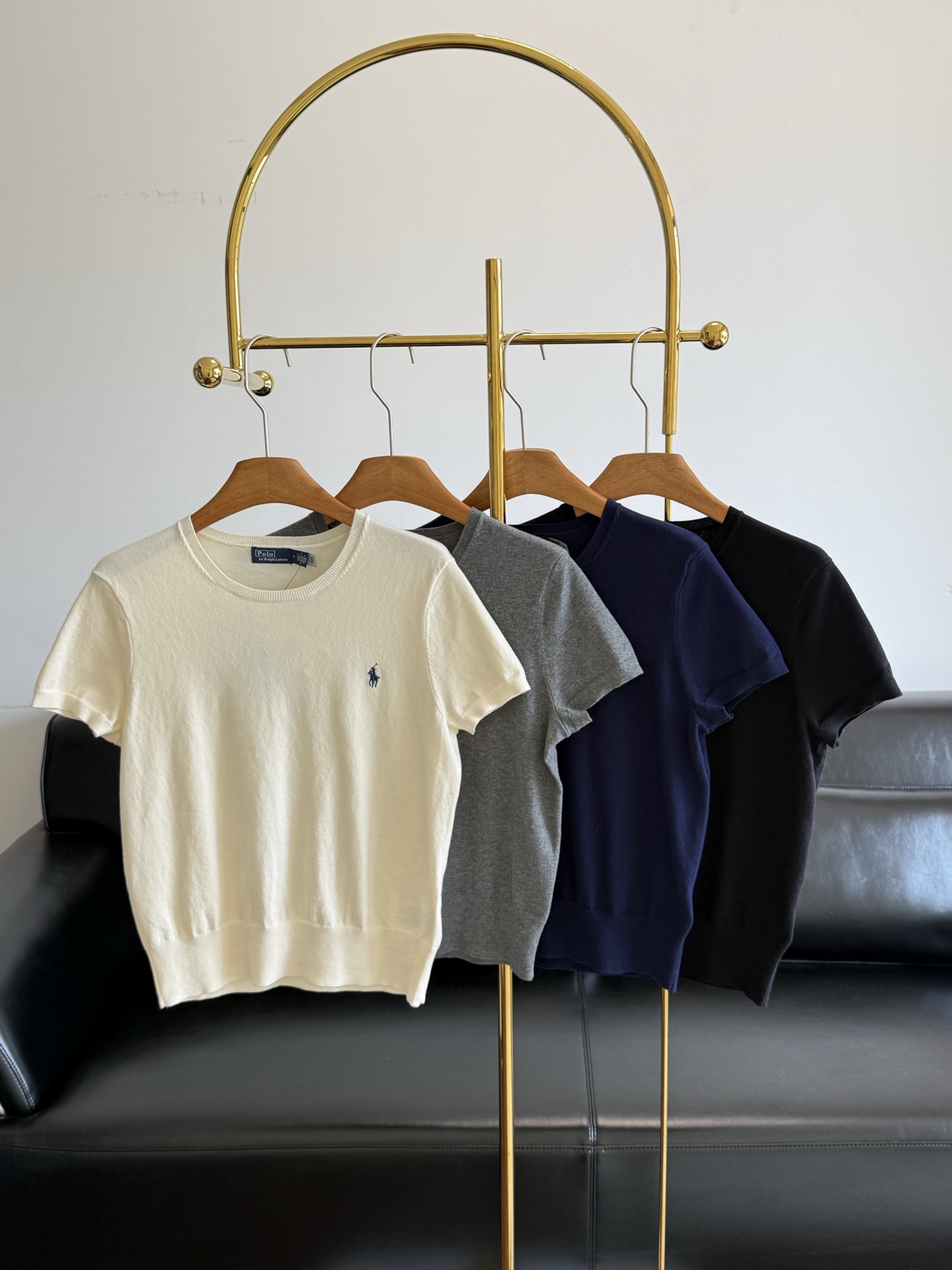 NO:865747,——Ralph Lauren's same logo embroidered short sleeves. The texture of the pima cotton short sleeves is really amazing. The fabric is soft and skin-friendly, and the high-end feel is easy to handle.  piana,T-shirt,19860909——Ralph Lauren 同款logo刺绣短袖 匹马棉短袖质感真的很惊艳 面料是软糯亲肤,高级感轻松拿捏～～  剪裁版型没话说 纯色上身高级感满满 小马标刺绣超有辨识度 低调又奢华 没有那些花里胡哨的图案 给人一种很高级的感觉 女生都不能拒绝的松弛感 码数s-xl 白色 灰色 蓝色 黑色,,loro piana,T-shirt,,Women's clothing