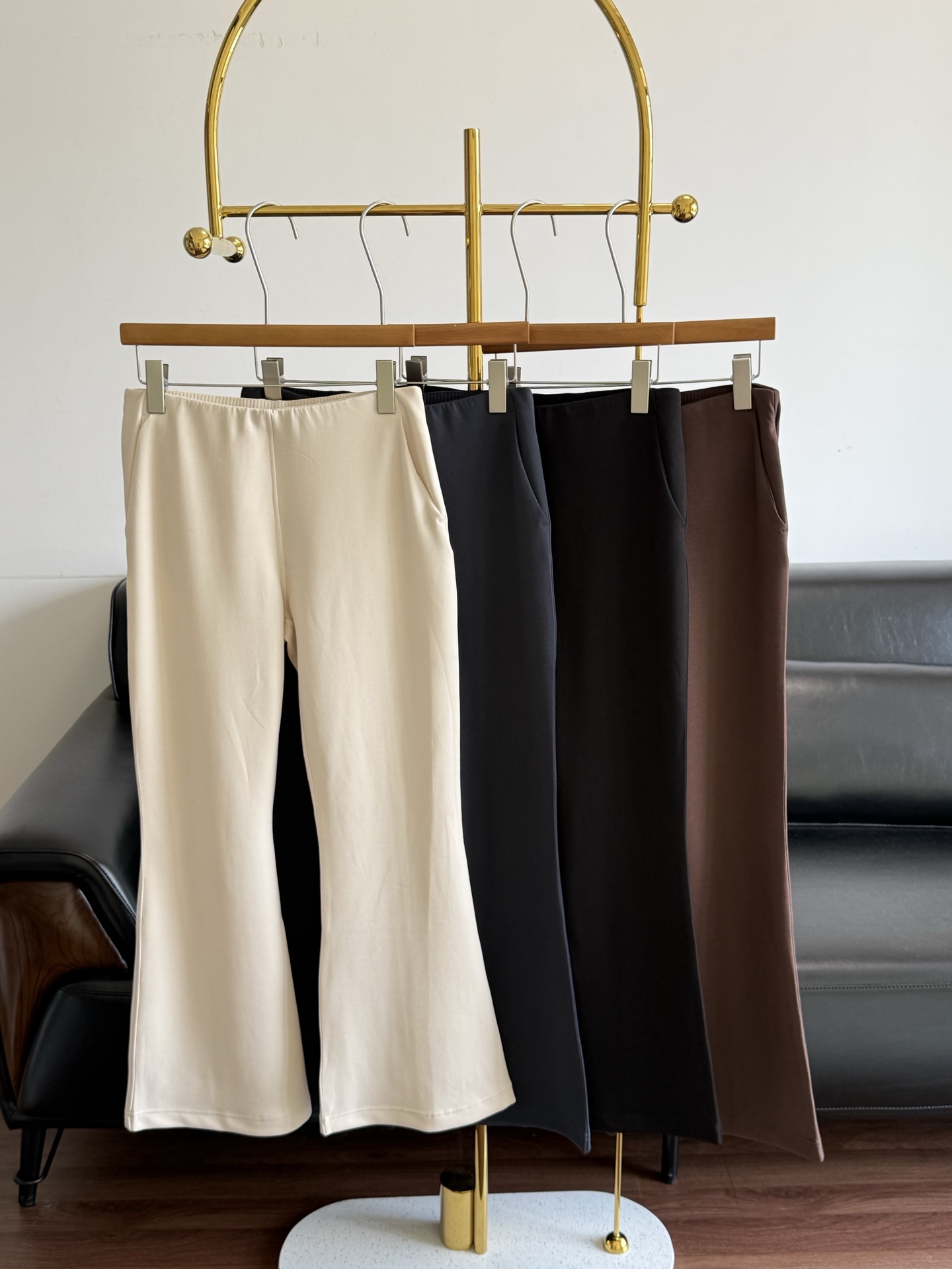 NO:865698,——lululemon丨Brushed Softstreme women's mid-waist flared casual pants are soft and exquisite, and are perfect both inside and outside. These flared pants are designed with an elastic waist, flat fit, neat and stylish, and make you feel comfortable. Softstreme fabric is soft, with a drapey texture, comfortable and skin-friendly and easy to show water marks when wet.  The shape is really amazing, especially the vertical strip design on the back of these bell-bottom pants at the hip area, which shows off the shape of the hips. The mid-waist design fits the waist and abdomen without blocking the crotch. The slightly flared pants gradually widen from the knees down, elongating the proportion of the legs. It is super friendly to pear-shaped figures; Modal fabric!  It brings a soft and waxy skin feel, the outer layer drapes smoothly, and has strong wrinkle resistance. The fabric drape naturally when walking around, and the upper body will not be willing to take it off. It can be seamlessly switched between shopping and fitness. It is comfortable and fashionable, and has a high rate of return!  Size sml apricot gray black brown,,19860909——lululemon丨Brushed Softstreme 女士中腰喇叭休闲裤 柔软精致,内外兼修.这款喇叭裤采用松紧腰设计,平整贴合,利落有型,伴你感受舒适. Softstreme面料柔软,带有垂坠质感,舒适亲肤遇湿易显水痕, 版型真的绝了,特别臀部位置这条喇叭裤后侧的竖条设计太显臀型了,中腰设计贴合腰腹不卡裆,微喇裤型从膝盖处向下渐宽,拉长腿部比例,对梨形身材超友好；莫代尔面料！带来软糯的肤感,外层顺滑垂坠,抗皱性强,走动时面料垂感自然,上身就不舍得脱下来 出门逛街、健身无缝切换,舒服又时髦,回头率超高！ 码数sml 杏色 灰色 黑色 棕色,,,Women's clothing