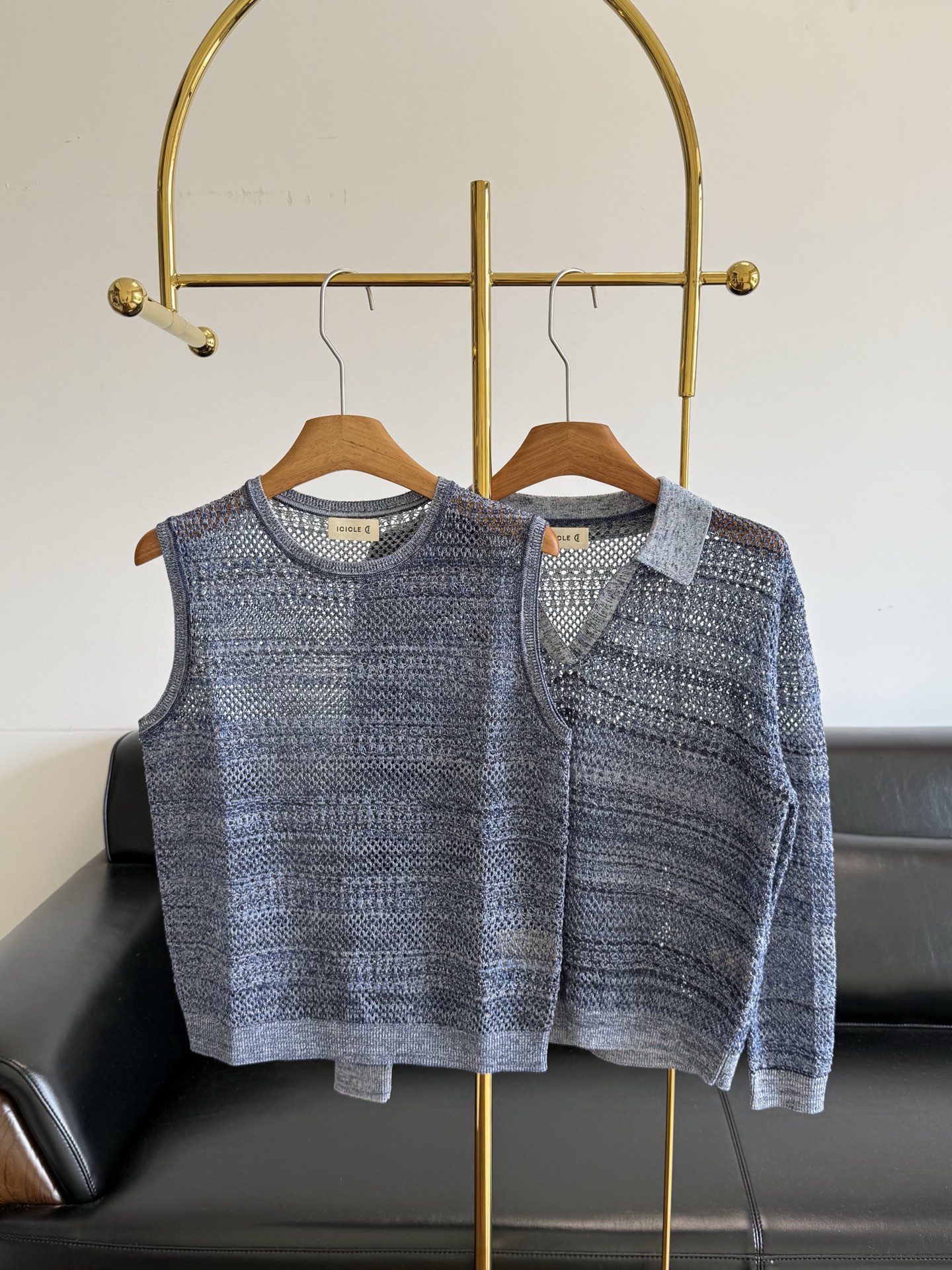 NO:865711,Vest long sleeve ICICLE same style 26 new summer linen sweater Blues Moment Wear relaxation into a style Mixed color V-neck knitted Polo, the blue and gray tones are too white! The slightly transparent texture comes with a lazy filter, the V-neck design modifies the neckline, making you look slim~ A new texture summer wardrobe, showing the elegant and relaxed beauty of summer  Linen, Tencel and polyester fiber fabrics are blended, combined with hollow weaving technology, with a transparent hazy feeling, both breathability and drape. Size sml vest, long sleeves,19860909背心 长袖 ICICLE之禾同款 26夏季新款亚麻针织衫 蓝调时刻 把松弛感穿成一种风格 混色V领针织Polo,蓝灰调太显白了!微透肌理感自带慵懒滤镜,V领设计修饰颈线,显瘦一绝~ 焕新质感夏日衣橱,展现夏日优雅松弛之美 亚麻天丝聚酯纤维面料混纺,结合镂空编织工艺,自带通透的朦胧感,兼具透气性与垂坠感 码数sml 背心 长袖,,,Women's clothing