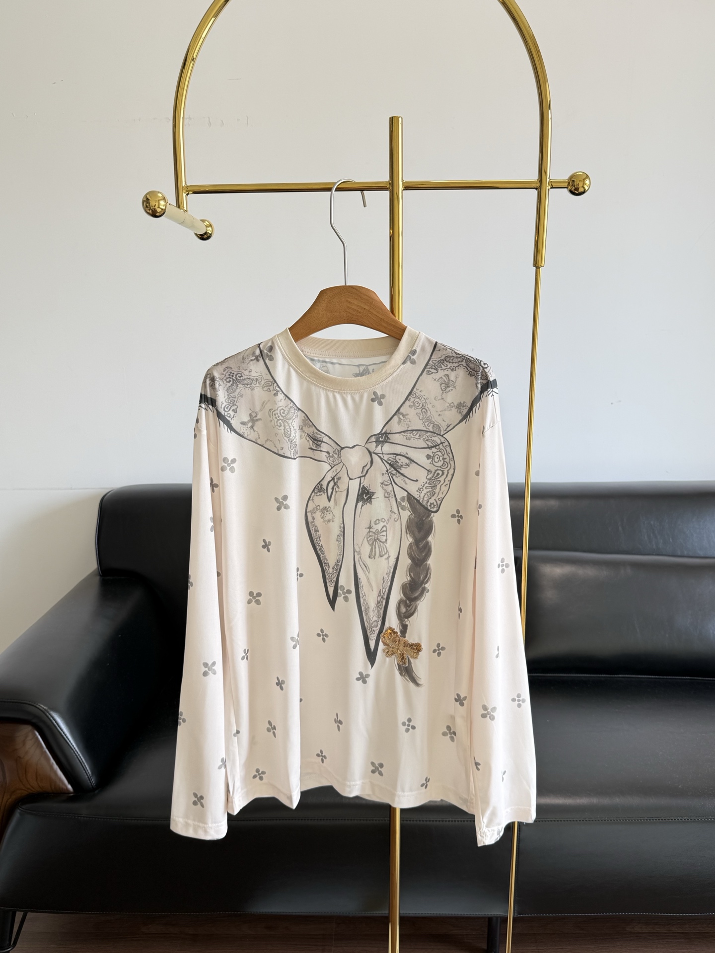 NO:873402,——Fordare's new bow long-sleeved t-shirt. The sweet and cool girl's retro wardrobe has been hit hard by this new wave of new products from Fudie! The bow print is sweet and has a retro y2k vibe. Stack two fake T-shirts, both of which have a girly feel. They are made of polyester fiber!  The thin and skin-friendly fabric is soft and skin-friendly in summer ~ The color collision is very artistic, and ordinary people can wear it like a blogger! It looks great with jeans or skirts, it is not exaggerated for daily wear, and it has a great atmosphere when taking photos. Whoever wears it will look sweet and cool! Size sml, skirts, jeans, tees, t-shirt,19860909——FORDARE新款 蝴蝶结长袖t 甜酷少女的复古衣橱被福蝶这波新款狠狠戳中! 蝴蝶结印花又甜又带点复古y2k的劲儿 叠穿假两件T恤,都自带鬼马少女感 采用聚酯纤维！轻薄贴肤面料夏日上身柔软亲肤～ 色彩碰撞超有艺术感,普通人也能穿出博主感! 搭配牛仔裤或半身裙都很出彩, 日常穿不夸张,拍照又超有氛围感,谁穿谁是甜酷大小姐! 码数sml,,skirts,jeans,tees，t-shirt,,Women's clothing