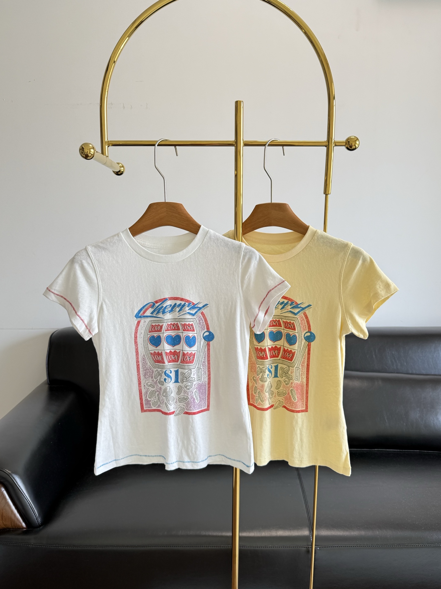 NO:865685,——Cherryla's same love-printed short-sleeved T-shirt. This T-shirt makes you feel relaxed in the summer. Summer comfort starts with a T-shirt. This love-printed short-sleeved shirt is the one I pick up and wear the most recently. Its shape is just the right kind of loose, not soft and shapeless, and not tight, and the effect of hiding fat and slimming is inadvertent. The pure cotton fabric has a unique casual style of printing, soft to the touch and breathable.  When you go out and don’t know what to wear, put it on with striped jeans or a skirt, and the relaxed and casual feeling will come immediately. The classic round neck and regular sleeve length are not picky, and are suitable for daily commuting or weekend wandering. The length is just right, and it looks good tucked into bottoms or worn naturally. Size sml white yellow, skirts, jeans, T-shirt, tees, t-shirt,19860909——Cherryla 同款爱心印花短袖T恤 夏日松弛感靠这件T恤 夏日的自在,从一件T恤开始. 这件爱心印花的短袖,是最近随手抓起来穿得最多的.它的版型是那种恰到好处的宽松,不会软塌塌没型,也不会勒得慌,藏肉显瘦的效果就在这不经意间.纯棉的面料,带着印花特有的休闲风,触感柔软又透气. 出门不知道穿什么的时候,套上它,配条牛仔裤或半身裙,那种轻松随性的感觉立刻就来了.经典的圆领和常规袖长,不挑人,日常通勤或是周末闲逛都合适.衣长刚好,塞进下装或者自然放下都好看. 码数sml 白色 黄色,,skirts,jeans,T-shirt,tees，t-shirt,,Women's clothing