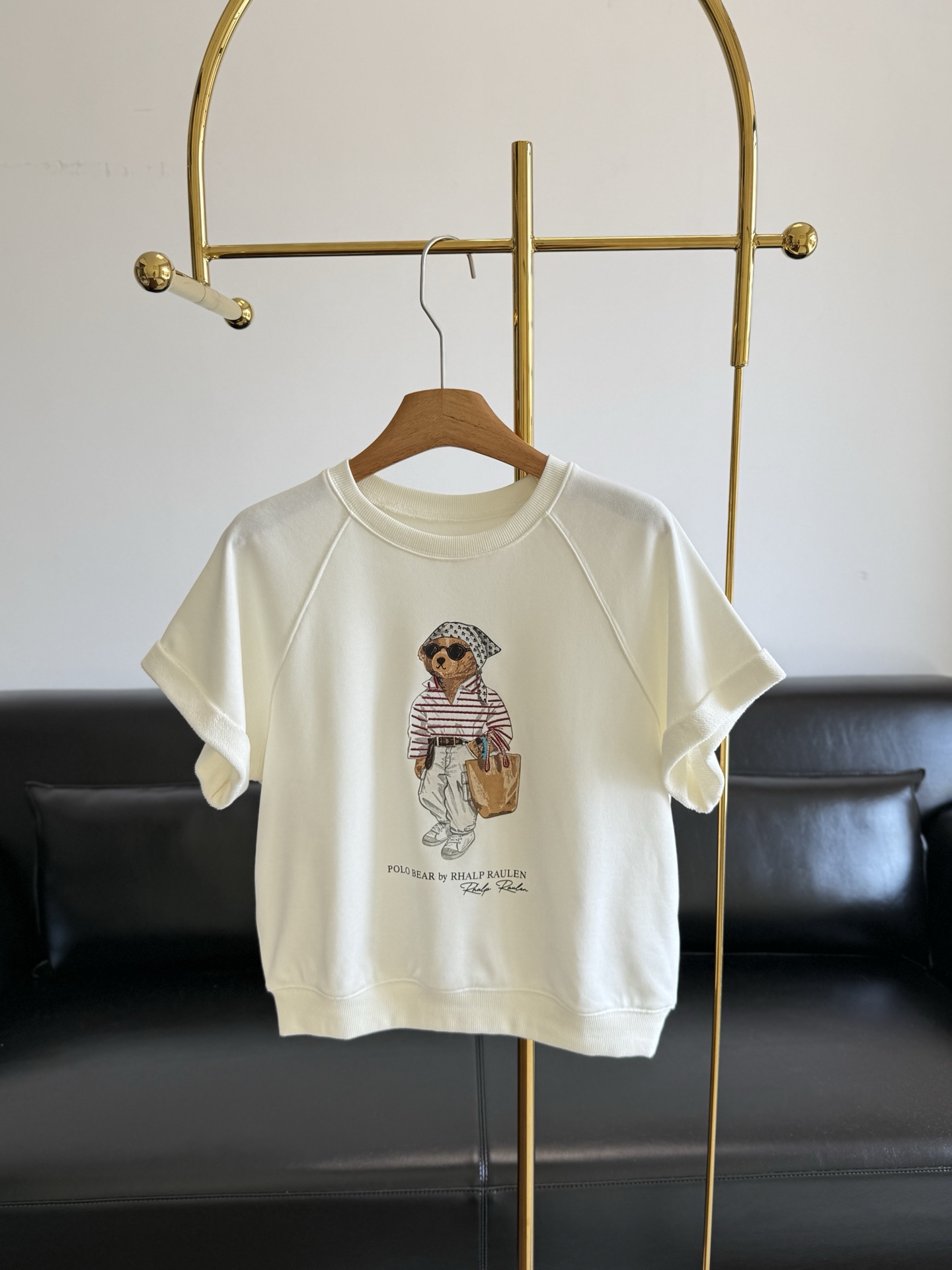NO:867575,——Ralph Lauren｜Ralph Lauren Polo Bear Short Sleeve This Ralph Lauren Bear Short Sleeve is really more and more loved the more I look at it. The classic Polo Bear print has a college feel. The raglan sleeve design can also quietly modify the shoulder line. The soft bear T neutralizes the toughness, sweetness and sassiness. It is windy when you walk, comfortable and slim!  The terry cotton lining feels great!  The details are amazing, the material is soft and waxy and very skin-friendly. The size is sml, loro piana, T-shirt,19860909——Ralph Lauren｜拉夫劳伦Polo Bear小熊短袖 这件拉夫劳伦小熊短袖真的越看越爱 经典Polo Bear印花自带学院感,插肩袖设计还能悄悄修饰肩线,软乎乎的小熊T中和了硬朗又甜又飒,走路都带风,舒服又显瘦！ 内里毛圈棉质感超赞！ 细节好到爆,材质软软糯糯非常亲肤 码数sml,,loro piana,T-shirt,,Women's clothing
