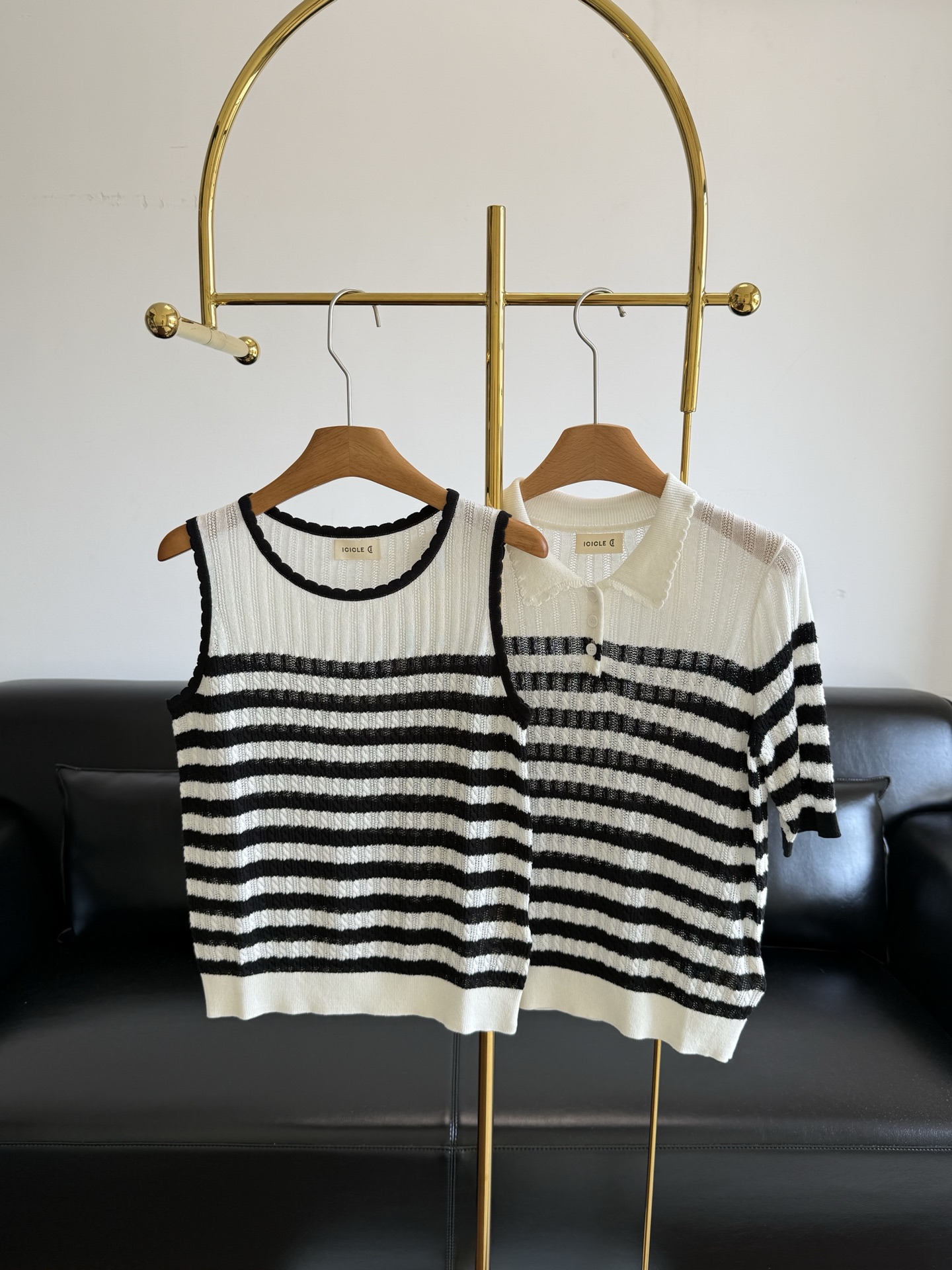 NO:867654,Vest, short sleeves, ICICLE's same style striped sweater. Comfortable look that doesn't require effort to match. The breathability of natural fabrics and the relaxed feeling of neat tailoring. Suitable for daily commuting or traveling. Simple and clean. It is the most attractive high-end gold three-blend. It combines the softness and coolness of Tencel, the elegance of acetic acid, and the breathability of linen.  70% high-proportion Tencel, cool to the skin, moisture-wicking, smooth and anti-wrinkle, 20% acetic acid blessing, soft and soft, stiff and stylish, low-key and noble, 10% natural linen, natural texture, breathable and heat-dissipating, antibacterial and refreshing. The black and white stripes hide a sense of relaxation that will never go out of style ~ Commuting and fashionable, you can wear it casually with a street style. Even walking becomes calmer!  Size sml vest short-sleeved, T-shirt, gold,19860909背心 短袖 ICICLE之禾 同款条纹针织衫 不用费力搭配的舒服look, 天然面料的透气感,利落剪裁的松弛感, 无论是日常通勤还是出游都适配, 简单干净,就是最耐看的高级 黄金三混纺,集天丝柔凉、醋酸显贵、亚麻透气于一身 70高占比天丝,触肤冰爽、吸湿排汗、垂顺抗皱20醋酸加持,温润柔光、挺括有型、低调显贵,10天然亚麻,天然肌理、透气散热、抑菌清爽 黑白条纹里,藏着永远不过时的松弛感～ 通勤又时尚,随意就能穿出街拍风格 连走路都变得从容起来！ 码数sml 背心 短袖,,T-shirt,gold,,Women's clothing