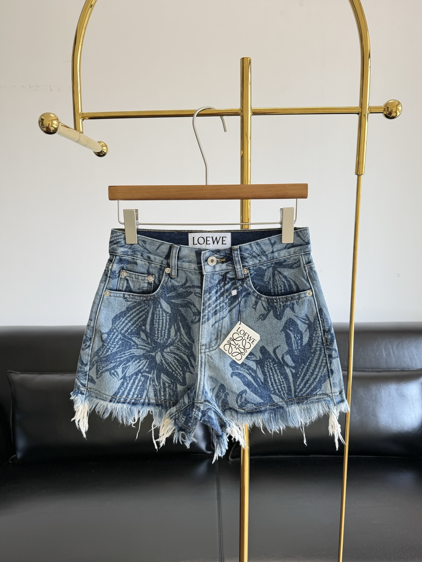 NO:867608,——The same style of Luo Yiwei's printed raw edge washed super denim shorts. The mid-high waist version directly optimizes the waist-to-hip ratio and leg length to the extreme, making your legs look slimmer! The imported denim is full of skinny muscles and the upper body effect of the active washing process is amazing!  Light wash denim + raw edge hem, it has a sense of relaxation, and it looks very textured when worn with a black/white T-shirt. What sticks out to me the most is the Anagram embroidery and leather label on the back waist. It is suitable for going out in the street in summer and vacationing at the seaside. The printing is super eye-catching. The size is s-xl, loewe, shorts, tees, t-shirt,19860909——罗意威同款 印花毛边洗水超牛仔短裤 中高腰版型直接把腰臀比和腿长优化到极致,巨显腿细! 进口牛仔筋骨感十足活性洗水工艺上身效果超赞！浅水洗牛仔+毛边下摆,自带松弛感,随便搭个黑/白T恤就很有质感. 最戳我的就是后腰的Anagram刺绣和皮质标,夏天出街,海边度假都很适合. 印花超吸睛 码数s-xl,,loewe,shorts,tees，t-shirt,,Women's clothing