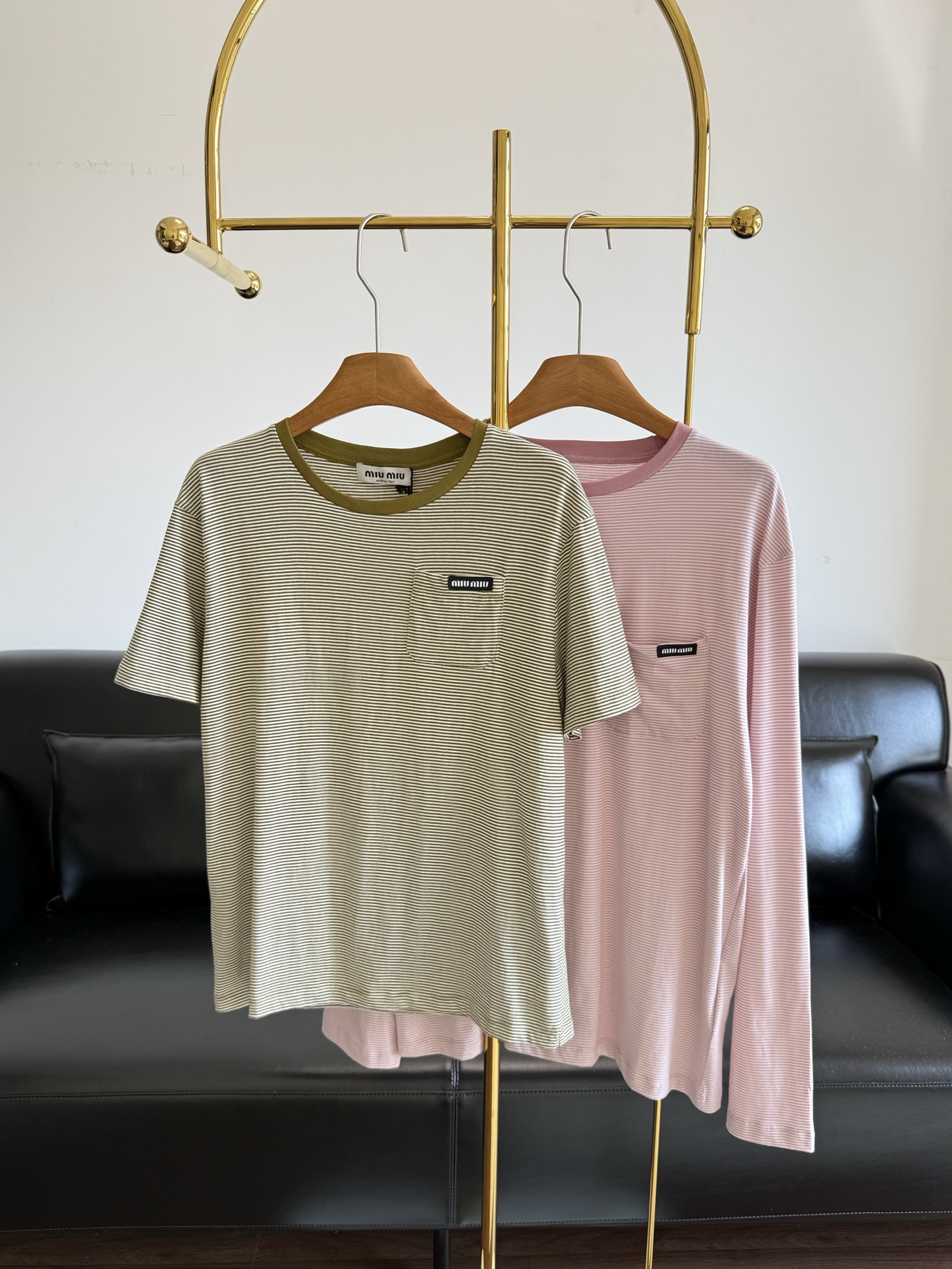 NO:867623,Short sleeves, long sleeves, the same style as miumiu, striped letter logo T-shirt. This striped oversize long-sleeved T-shirt is so good. It comes with a gentle buff, the small logo on the chest is low-key and recognizable, and the details are full of details. It is the sweet girl who wears a pleated skirt for daily use. The pure cotton fabric has its own breathability, and the straight silhouette is neither clingy nor baggy. The unlined design makes it refreshing in summer.  The long-sleeved t-shirt is comfortable and tender for daily wear. It can be used as a sun protection shirt in summer. It can be worn to the fullest extent. It can be worn for daily commuting or shopping~ It can easily create a free and easy look, which is both simple and fashionable. Size sml green pink, miumiu, versace, skirts, T-shirt, tees, t-shirt,19860909短袖 长袖 miumiu同款 条纹字母徽标T恤 这件条纹Oversize长袖T也太会了吧 自带温柔buff,胸口的小徽标低调又有辨识度,细节感直接拉满 日常搭配百褶裙就是甜妹本人, 纯棉面料自带呼吸感,直筒廓形不贴不垮,没衬里的设计让夏天也能清爽到底 长袖t日常穿舒服又显嫩夏天当防晒衫,实穿度一整个拉满.日常通勤或逛街都可以穿着~ 轻松营造出洒脱闲适造型,既简约又时尚 码数sml 绿色 粉色,,miumiu,versace,skirts,T-shirt,tees，t-shirt,,Women's clothing