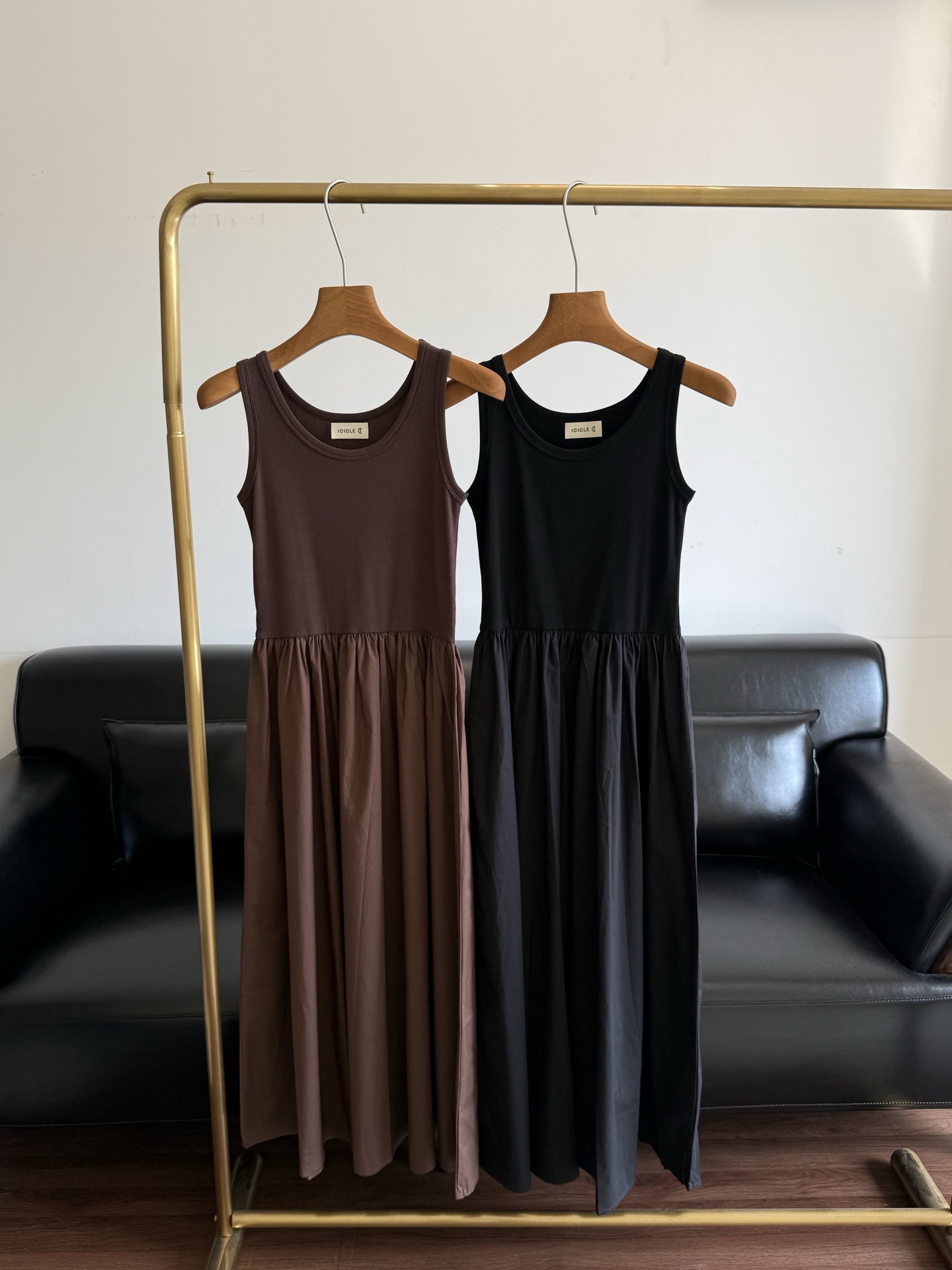 NO:868821,——The same Vest Spliced ​​Dress from ICICLE. This Hepburn-style dress really understands the essence of cleanfit! The lines are clean and simple, and the upper body has a quiet elegance~ The upper body is a slim ribbed vest, and the lower body is a stretched A-line umbrella skirt. High-quality cotton is selected and woven with fine poplin technology to achieve a tight and coherent fabric structure!  The luster is exquisite, the touch is smooth and crisp, and the drape is just right. It has the softness of cotton and the flexibility and toughness of elastic fiber. It is comfortable and stylish. The classic silhouette of 'tucked in at the top and wide at the bottom' outlines a slender figure while maintaining an elegant sense of lines, making it swaying when walking!  In spring and summer, you can wear it alone, it is clean and refreshing, and you can layer it with a shirt or a sweater when it is slightly cooler. It has an intellectual atmosphere. It is a long-term basic style that will not go out of style for many years~ Size: sml, coffee color, black, skirts, shirts,19860909——ICICLE同款 背心拼接连衣裙 这条赫本风连衣裙,真的太懂cleanfit 的精髓了! 线条干净,简约,上身有一种不动声 色的优雅气质~ 上半身是修身罗纹背心,下半身为舒 展A字伞裙 甄选优质棉,经精细府绸工艺织造,成就紧密有致的面料结构！光泽细腻,触之平滑爽利,垂坠感恰到好处兼具棉的柔软与弹力纤维的灵动韧性,舒适与有型兼得 '上收下阔'的经典廓形,勾勒纤细身 形的同时,又保持了优雅的线条感,行走间摇曳 生姿！春夏可以直接单穿,干净,清爽显气 质,微凉时叠穿衬衫或针织衫,种知性氛围 属于那种穿很多年都不会过时的长期 主义基础款~ 码数sml 咖色 黑色,,skirts,shirts,,Women's clothing