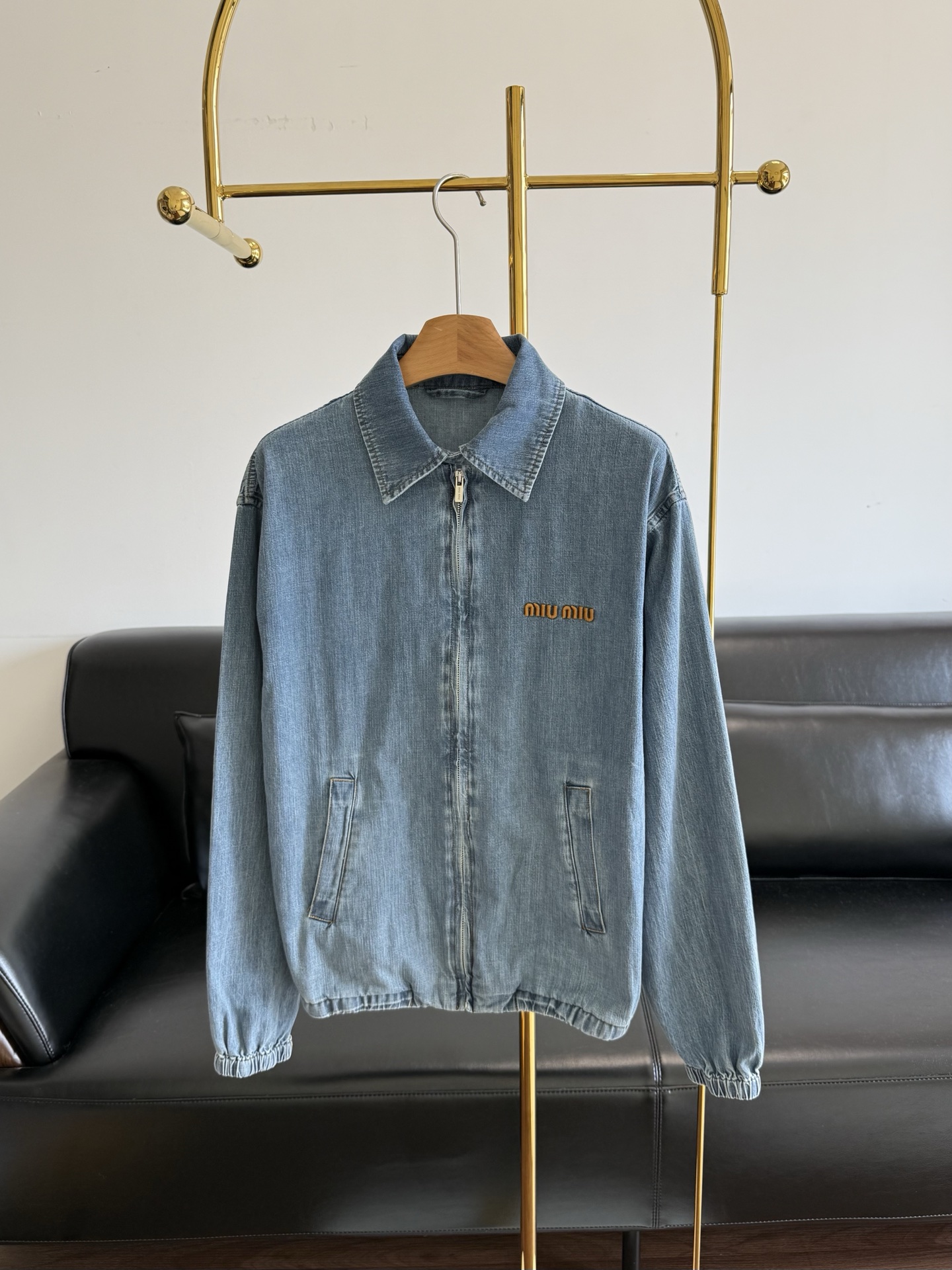 NO:868837,——MiuMiu's same letter embroidered denim jacket. Sisters, take a look! The classic washed blue upper body has a retro and high-end accent. Wear it and you will be the walking fashion icon! Shirt-style lapel + full of design! Three-dimensional cut and loose version, same style for men and women, practical and stylish. It is so versatile! It can be easily used for commuting, traveling, and daily life. It is an essential basic style in the wardrobe! This piece is really fashionable!  !  !  !  You must choose this relaxed denim jacket!  Feeling lazy!  Size sml,,miumiu,jackets & coats,shirts,19860909——MiuMiu同款字母刺绣牛仔外套 姐妹们快看过来! 经典水洗蓝上身,自带复古高级腔调,穿上它,你就是那个行走的时尚icon! 衬衫式翻领+ 设计感满满!立体剪裁宽松版型,男女同款,实用又有型, 它的百搭属性简直了!通勤,出游,日常,都能轻松驾驭,是衣橱里必不可少的基础款! 这件真洋气！！！！ 牛仔外套一定要选这种轻松的！ 慵懒感的！ 码数sml,,miumiu,jackets & coats,shirts,,Women's clothing
