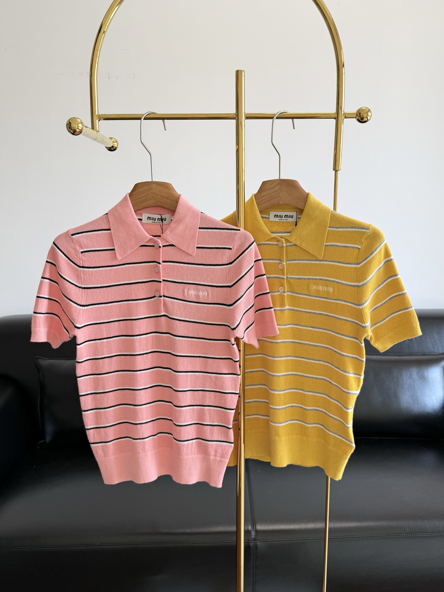 NO:868848,——Miumiu's same style striped Polo knitted short-sleeves, custom woven and dyed yarn colors ~ The whole piece is woven in pairs, with great attention to detail, pure cotton fabric!  The soft cotton feel, the dyeing color is very nice, the shoulders of the upper body are smooth, and the small logo on the chest side shows the brand attitude. There is no doubt about the aesthetics. The sapiosexual outfit is the ceiling. Simple daily wear has a full sense of intelligence. The college outfit is simply a killer!  !  Size sml pink yellow,,miumiu,T-shirt,19860909——Miumiu同款 条纹Polo针织短袖 定织定染的纱线颜色 ～ 整件全部对条机织 细节上下足功夫 纯棉面料！柔软的棉感 颜色定染非常好看 上身肩部线条流畅 胸侧小logo彰显品牌态度 的审美毋庸置疑 智性恋穿搭天花板 日常简单穿穿都有十足的高智感 学院穿搭简直就是绝杀呐！！ 码数sml 粉色 黄色,,miumiu,T-shirt,,Women's clothing