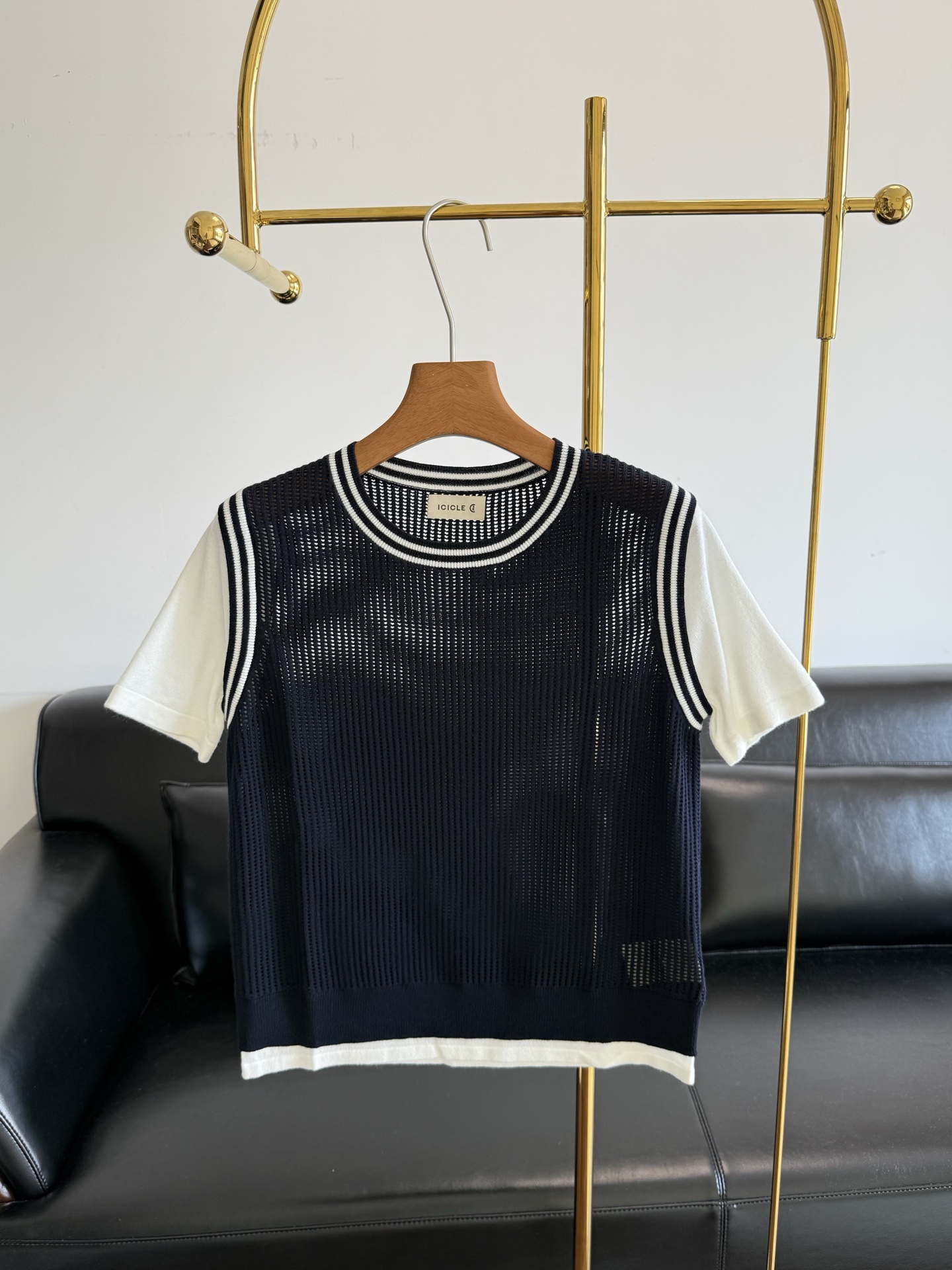 NO:870087,——ICICLE's same style, fake two-piece short-sleeves, fake two-pieces to create a natural layering feel, contrasting stripes to outline a retro college atmosphere, simple and attractive!  The cuffs and hem are made of white insert technology, and are 'embedded' spliced ​​to form a clear structural layer. The layers are neat and not bloated. Say goodbye to simple and crude double-layer superposition, and the look is high-end and light!  8 mulberry silk, 7 wool and 85 cotton are spun from selected high-quality raw materials. The texture of the cloth is delicate and plump, soft and smooth to the touch. It is warm and skin-friendly when worn next to the skin, without any foreign body feeling!  It gives the fabric firm muscles and makes the silhouette of the body neat and not loose; it is injected with delicate softness, making it feel softer and waxier, taking into account both flexibility and support. It is soft but stylish and will not easily deform after long-term wear. Size sml,, T-shirt,19860909——ICICLE之禾同款 假两件短袖 假两件打造天然叠穿感,撞色条纹勾勒复古学院气息,简约又耐看！袖口与下摆采用白色嵌片工艺,以“嵌入”式拼接形成清晰结构分层,层次利落不臃肿,告别简单粗暴的双层叠加,视觉高级又轻盈！ 8桑蚕丝7羊毛85棉 精选优质原料共纺成纱,布面肌理细腻丰盈,触感软糯顺滑,贴身穿温润亲肤、毫无异物感！赋予面料挺括筋骨,让衣身轮廓利落不松垮；注入细腻柔润,手感加倍软糯,兼顾柔韧与支撑,柔软却有型,久穿不易变形 码数sml,,T-shirt,,Women's clothing