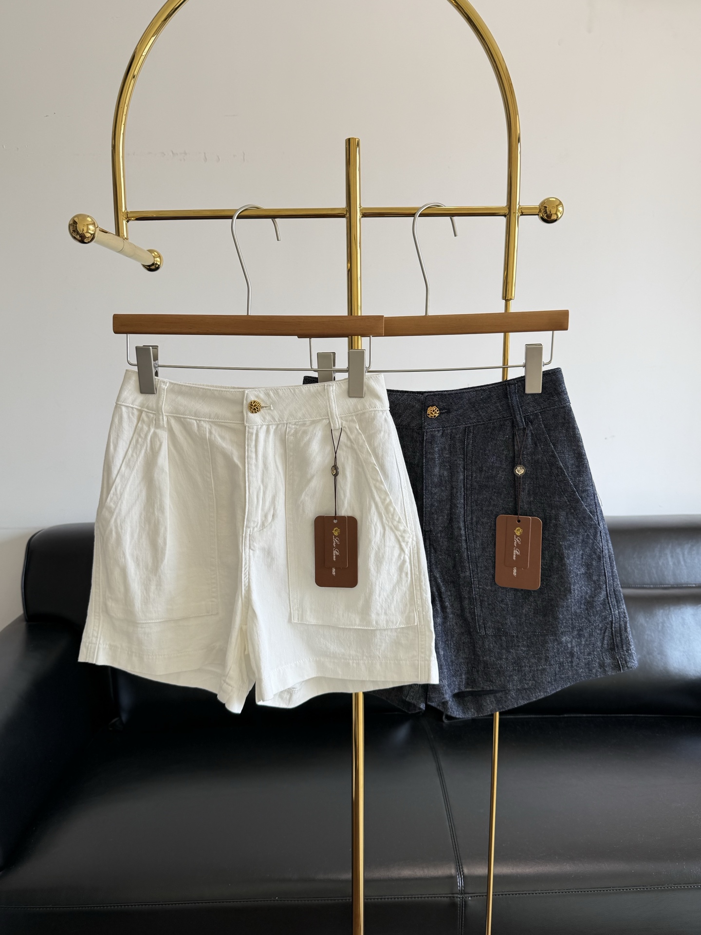 NO:870030,——LP two-color simple pocket pants with a high waist + A-line wide-leg version. There is a pleated design at the waist. It can not only modify the waist and abdomen lines, but also increase the looseness of the pants. It can effectively cover the crotch and hide the fat. It is very friendly to the pear-shaped figure. The length of the pants is medium and short, and it can optimize the leg shape to the greatest extent. It makes you look taller and slimmer. The fabric is thick cotton and linen/washed denim material. It is stiff and stylish, not easy to collapse and deform. It has a retro texture.  At the same time, it also takes into account breathability. It will not be stuffy when worn in summer. It focuses on simple and high-end texture, with a gentle and relaxing atmosphere~ Size sml,, loro piana,19860909——LP 两色简约口袋中裤 用高腰 + A 字阔腿的版型 腰头处有压褶设计 既能修饰腰腹线条 又能增加裤身的宽松度 有效遮胯藏肉 对梨形身材非常友好 裤长偏中短款刚 能最大程度优化腿型 显高又显瘦 面料是偏厚实的棉麻 / 水洗牛仔材质 挺括有型,不容易软塌变形 自带复古的肌理感 同时兼顾了透气性 夏天穿也不会闷热 主打简约高级的质感,自带温柔松弛的氛围感～ 码数sml,,loro piana,,Women's clothing
