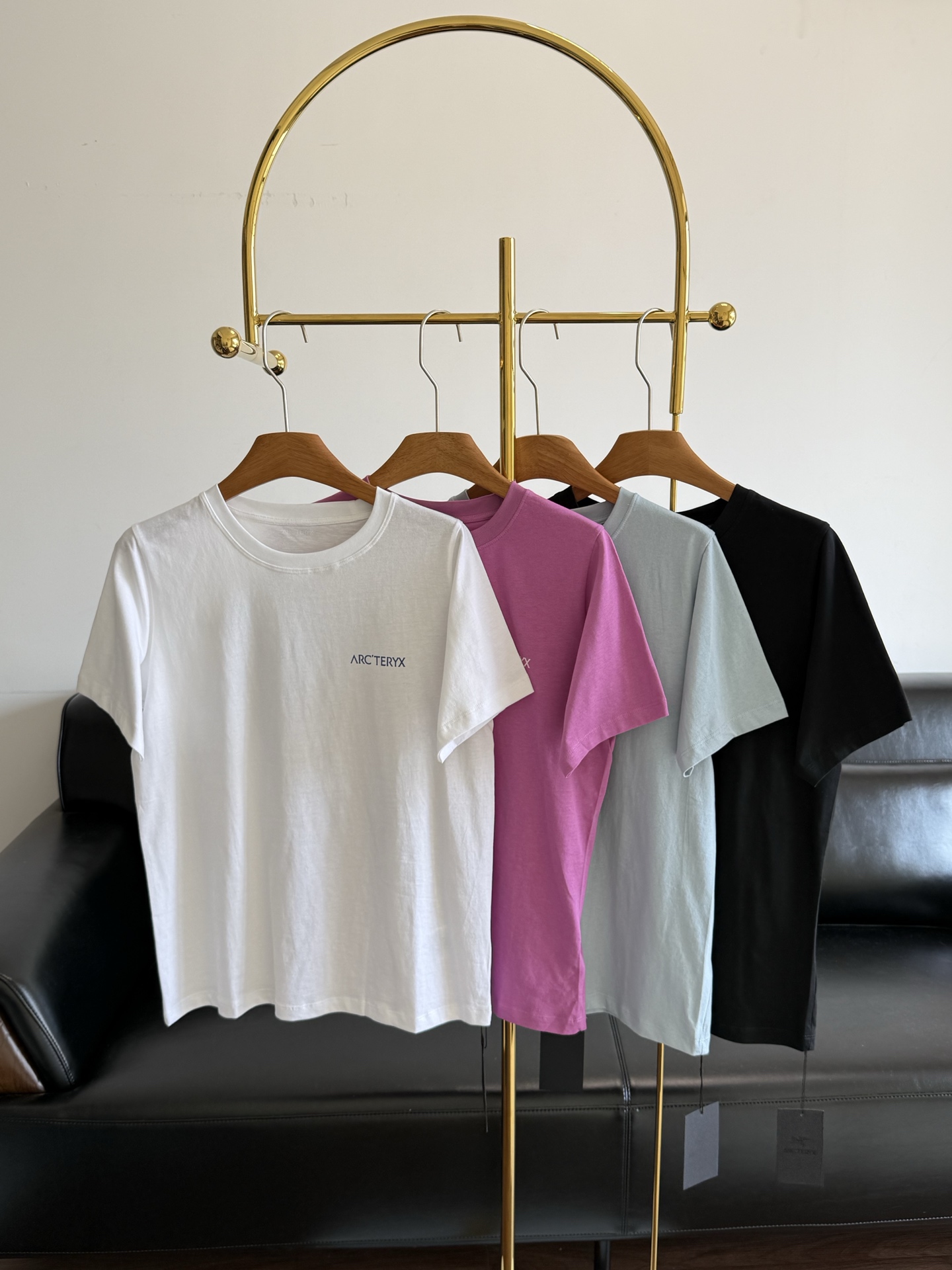 NO:870141,——Arc'teryx's same logo letter printed T-shirt. The cotton fabric feels soft and delicate, very soft and tolerant. It has the stiffness of the ribs and is not stiff. It is light and soft and has no burden. It is moisture-absorbent and breathable and not stuffy. It also has the dual advantages of anti-pilling and anti-deformation. It still maintains a crisp outline after multiple machine washes, and can be calm and stylish for outdoor sweating or urban commuting. It has a very free and vital color matching, and it is a perfect mountain girl/boy when going outdoors.  Enjoy this free world~ Size sml white pink blue black, arc'teryx, tees, t-shirt,19860909—— 始祖鸟同款 logo字母印花T恤 棉面料手感柔软细腻 软乎乎的 很大包容性也很强 会有那种支棱在那的挺括感 不发硬 轻薄棉柔无负担 吸湿透气不闷 而且它还具备抗起球 抗变形双重优势,经多次机洗仍保持挺括轮廓,户外暴汗/都市通勤皆从容有型. 很自由和有生命力的配色,它去户外就是妥妥的山系girl/boy 享受这个自由的世界～ 码数sml 白色 粉色 蓝色 黑色,arc'teryx,tees，t-shirt,,Women's clothing