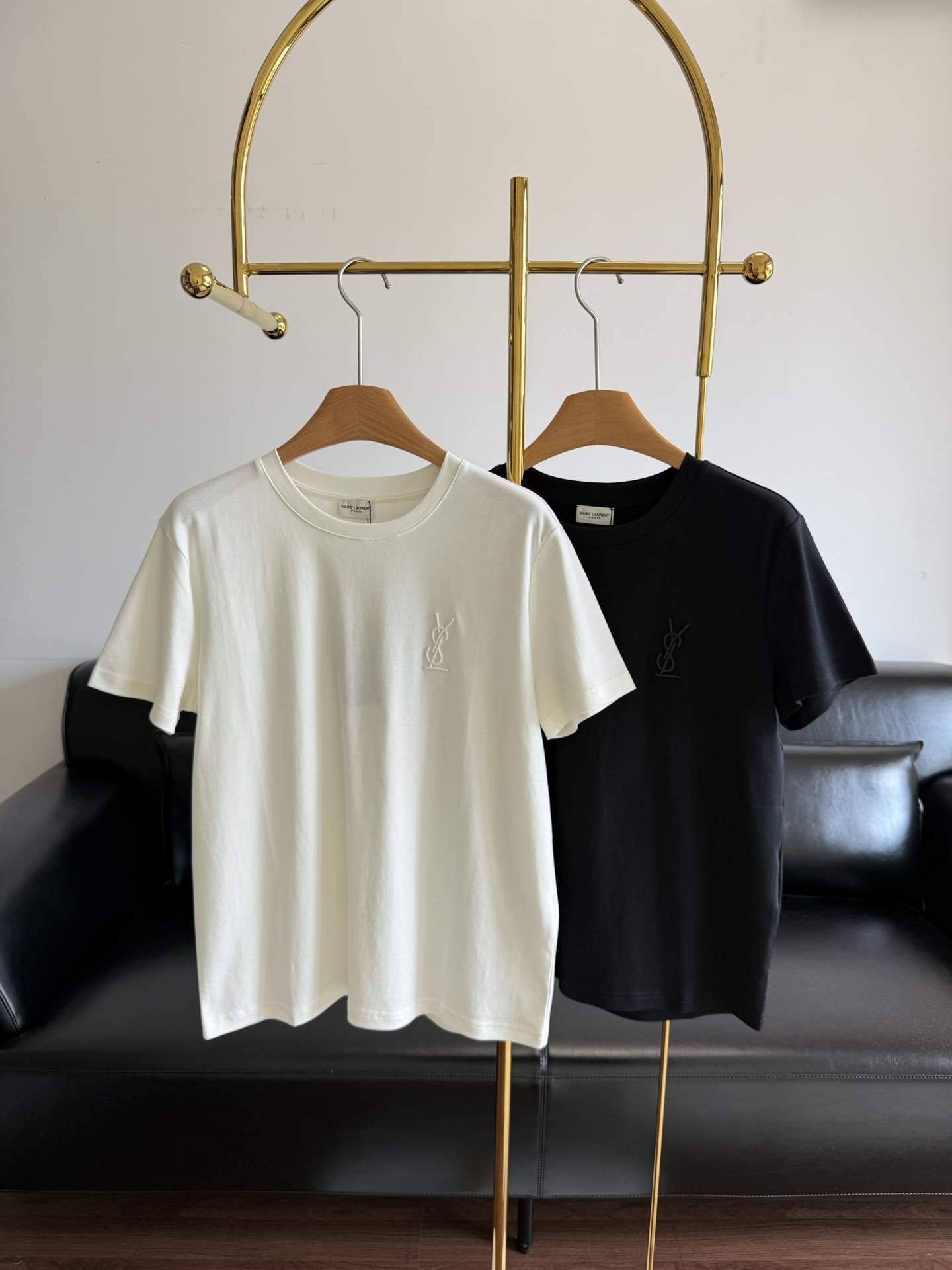 NO:870109,——SAINT LAURENT. YSL embroidered short-sleeved T-shirt of the same style as Saint Laurent. This is a typical YSL daily style that 'looks simple but is very high-end'. The more basic it is, the more details are tested. The chest is decorated with classic YSL letter embroidery. It is exquisite and low-key without being exaggerated. It looks clean from a distance and feels textured up close. The right shoulder design perfectly modifies the shoulder shape and makes you full of aura when you put it on!  High-end and versatile, whether it is paired with jeans or skirts, the pure cotton fabric is light and smooth, the cotton is soft, breathable and comfortable. It is very comfortable to wear alone in summer. It has a little drape and is more clean and neat. It belongs to the 'basic T that looks very expensive'. The upper body has an effortless feeling. It basically belongs to 'you can't go wrong if you close your eyes'. Size S.M.L. Color: black, white, saint laurent, saint laurent, saint  laurent,skirts,jeans,T-shirt,tees,t-shirt,19860909——SAINT LAURENT.圣罗兰同款 YSL刺绣短袖T恤 这一件属于“看起来简单 但很高级”的典型YSL日常款 越基础越考验细节 胸口饰有经典YSL字母刺绣 精致低调不浮夸 远看干净近看有质感 正肩设计,完美修饰肩型,穿上瞬间气场全开！高级又百搭,无论是搭配牛仔裤短裙都 纯棉面料轻薄顺滑 棉质柔软 透气舒适 夏天单穿很舒服 有一点点垂感 更显干净利落 属于“看起来就很贵的基础T” 上身就是那种 effortless 的感觉 基本属于“闭眼入都不会错” 码数S.M.L 颜色黑色.白色,,saint laurent,saint laurent,saint laurent,skirts,jeans,T-shirt,tees，t-shirt,,Women's clothing
