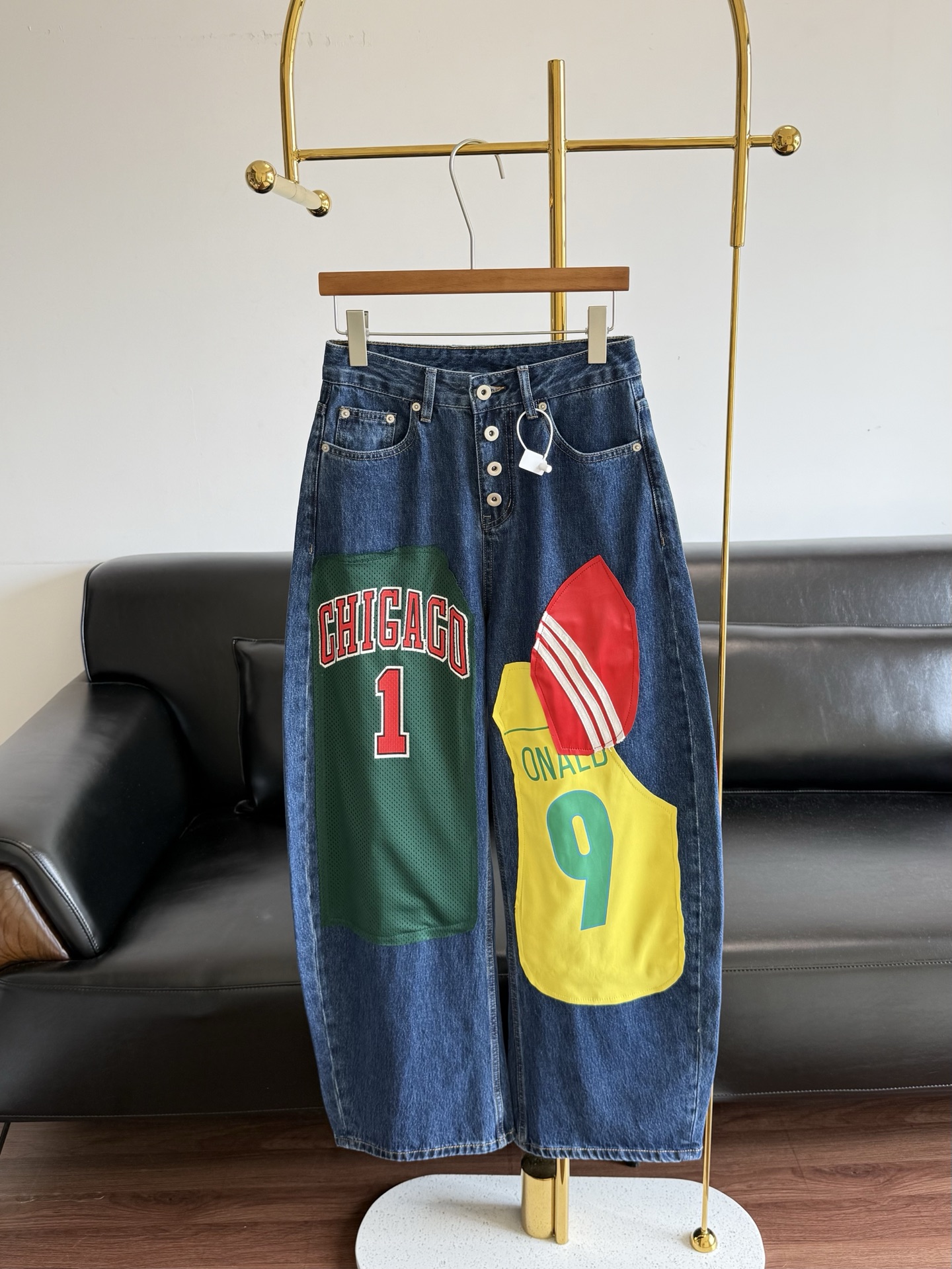 NO:870016,——ourselvesremake Zhao Lusi's same scimitar jeans adopt a high-waisted, wide-leg scimitar trousers version. They have neat lines and a retro workwear feel. They can modify the leg shape and create a lazy and casual street style. The waist is designed with a button placket with multiple buttons. It has a retro feel and is made of cotton!  The main body is made of classic dark blue denim fabric, with a natural washed texture and a retro and old-fashioned tough texture. The splicing part uses different fabrics from sportswear to simulate the texture of jerseys, giving the whole body a more layered and sporty atmosphere. The contrasting splicing design makes the whole pair of pants very memorable. The elements of sports jerseys are combined with denim to create a unique street retro feel. Size s-xl, Louis Vuitton, Jeans,19860909——ourselvesremake 赵露思同款弯刀牛仔裤 采用高腰阔腿弯刀裤版型 线条利落又有复古工装感 能修饰腿型 打造慵懒随性的街头风格 腰头是多颗纽扣的排扣门襟设计 复古感拉满 采用棉！主体是经典深蓝色牛仔面料 水洗质感自然 自带复古做旧的硬朗质感 拼接部分采用了运动服饰的不同面料 模拟球衣质感 让整体更有层次和运动氛围 撞色的拼接设计让整条裤子非常有记忆点 把运动球衣的元素和牛仔结合 打造出独特的街头复古感. 码数s-xl,,louis vuitton,jeans,,Women's clothing