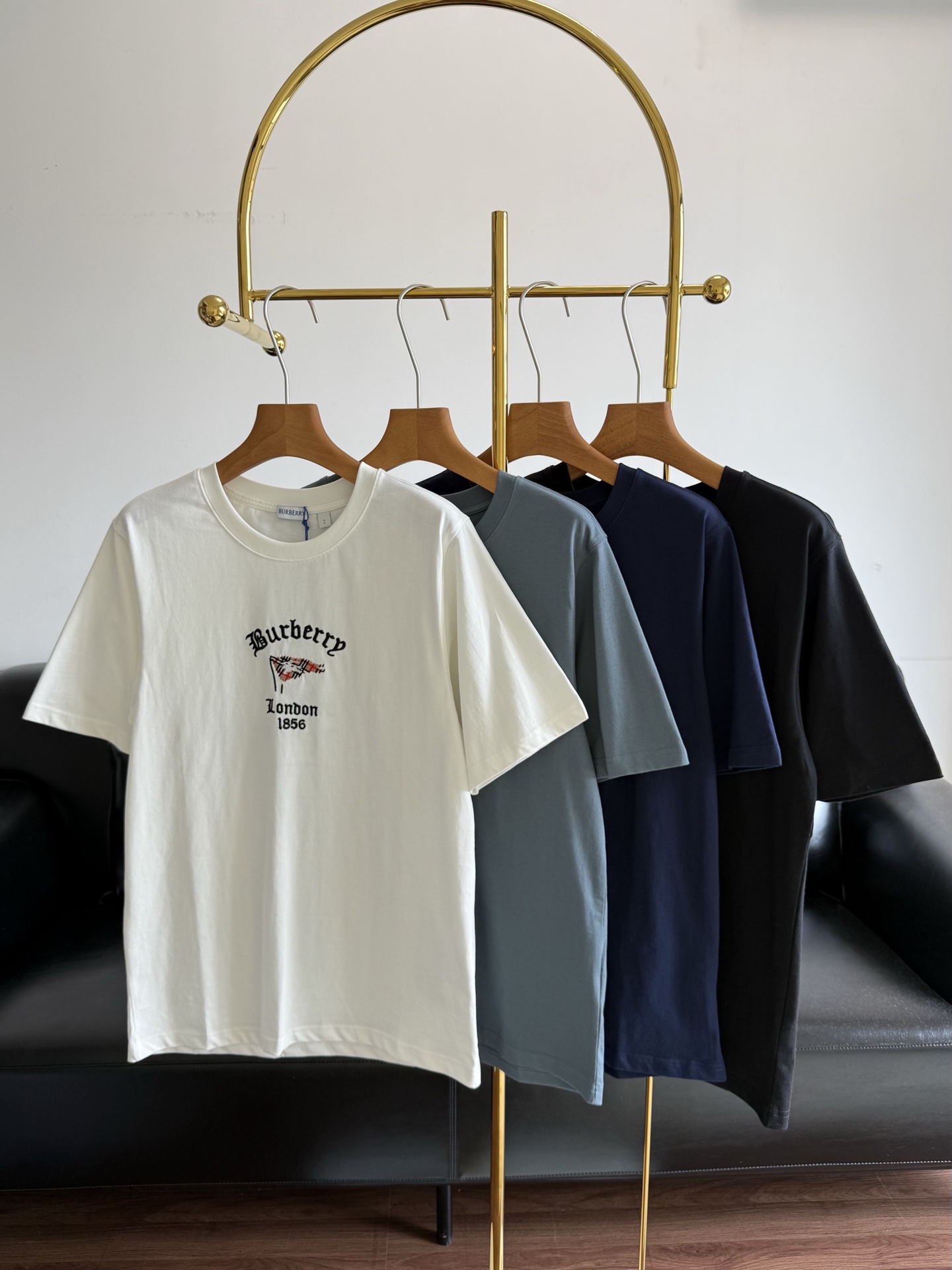 NO:871205,——Burberry War Horse Round Neck T-shirt Who knows the value of this summer T-shirt from Burberry!  Say goodbye to the simplicity of the early spring model. It is made of combed cotton. The high-count yarn is combed to remove short velvet impurities. The cloth surface is as smooth and delicate as porcelain. It is soft and waxy to the touch and skin-friendly. It uses an embroidery machine imported from Germany. Compared with ordinary embroidery in the early spring series, the stitches are more precise!  The lines are more three-dimensional!  The outline of the war horse and the plaid details of the coat of arms are clearly restored and have a clear texture to the touch. The colors are full and not obtrusive. It is low-key and textured when viewed from a distance. The details are full when viewed up close. It brings out the British retro accent of Bbr to the extreme ~ Size s-xl White light blue dark blue black, burberry, tees, t-shirt,19860909——Burberry 同款战马圆领T恤 谁懂Bur这件夏T的含金量！告别早春款的简约, 精梳全棉,高支纱线经精梳工艺剔除短绒杂质,布面光洁细腻如瓷.上手摸软糯亲肤 采用德国进口绣花机,相比早春系列的普通绣花,针脚更精密！线条更立体！战马的轮廓、盾徽的格纹细节都清晰还原摸上去有明显的肌理感,色彩饱满不突兀,远看低调有质感,近看细节拉满,把Bbr 的英伦复古腔调玩到极致～ 码数s-xl 白色 浅蓝色 深蓝色 黑色,,burberry,tees，t-shirt,,Women's clothing