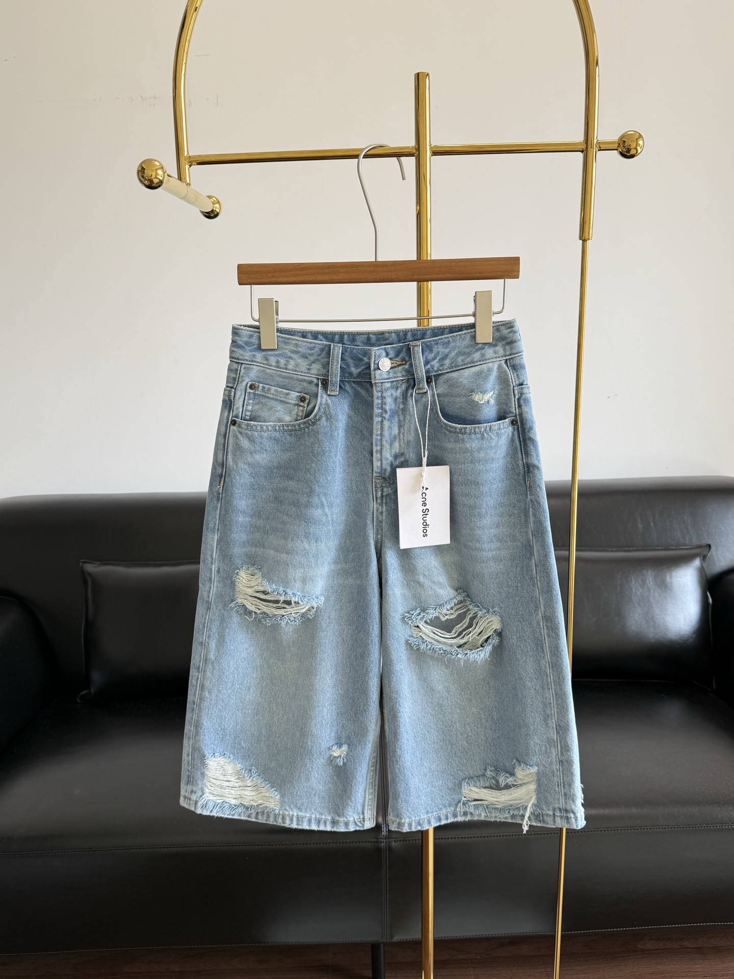 NO:871164,——Acne Studios same style distressed ripped denim shorts made of pure cotton!  Very high-end washed gray-white-blue tone!  !  These mid-length denim trousers are perfect for walking with your head pressed down, especially for your pear-shaped figure, which is a blessing and especially flattering to your hips!  These are the denim pants that don’t weigh down your height!  !  These Bermuda denim midi pants are perfect for spring and summer!  !  You don’t have to worry about your height and your leg circumference is moderately wide, but you can also cover your thighs at the same time!  The upper body is straight and neat, and the raw edges at the feet are also very casual!  Simply pair it with a white T for a refreshing retro boyish look!  !  Code number 24-30,,acne studios,dior,shorts,19860909——Acne Studios同款 做旧破洞牛仔短裤 纯棉面料！很高级的水洗灰白蓝色调！！ 这条牛仔中裤 摁头安利走 特别梨型身材 简直福音 特别修胯！ 不压身高的牛仔中裤就这条！！ 这款百慕大牛仔中裤好适合春夏穿！！ 不吃身高、腿围适度宽还能同步遮大腿肉！ 上身笔挺又利落,脚口毛边也很随性！ 简单搭配白T就是清爽的复古少年感！！ 码数24-30,,acne studios,dior,shorts,,Women's clothing