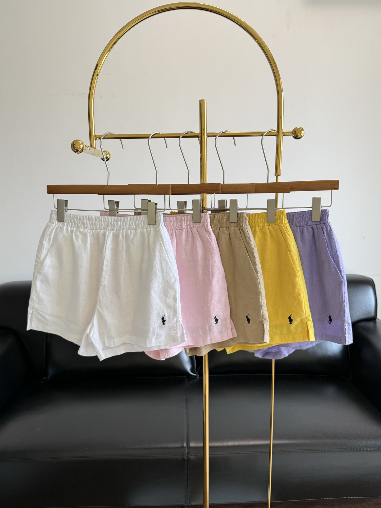 NO:871124,——Same style as Raff embroidery. Pony embroidered linen shorts for women. Elastic waist, loose A-line shape, showing height and covering the flesh. There are diagonal pockets on both sides, easy to carry items. Decorated with classic embroidery, and a small split at the hem, which shows your temperament. The basic small A-line shape is suitable for sisters of all shapes. Soft linen fabric brings a skin-friendly experience. I love this loose feeling in summer!  Ralph Lauren linen shorts yyds have side slits + slightly loose tailoring, which is very tolerant to the shape of the legs. The overall look is clean and gentle, and it should be refreshing in summer!  Size SML white pink khaki yellow purple,,shorts,19860909——拉夫刺绣同款 小马刺绣亚麻短裤女 松紧腰,宽松A字版型,显高又遮肉肉,两侧设有斜插口袋,简易方便装携物品 饰有经典刺绣,下摆还做了小分岔,很显气质 基础的小A字版型,适合各种身材的姐妹们 柔软的亚麻面料,带来亲肤的体验感 夏天就爱这种松弛感！拉夫劳伦亚麻短裤yyds 侧边开叉 + 微宽松剪裁,对腿型的包容度超高,整体衬得人又干净又温柔,夏天就该清清爽爽的！ 尺码SML 白色 粉色 卡其 黄色 紫色,,shorts,,Women's clothing