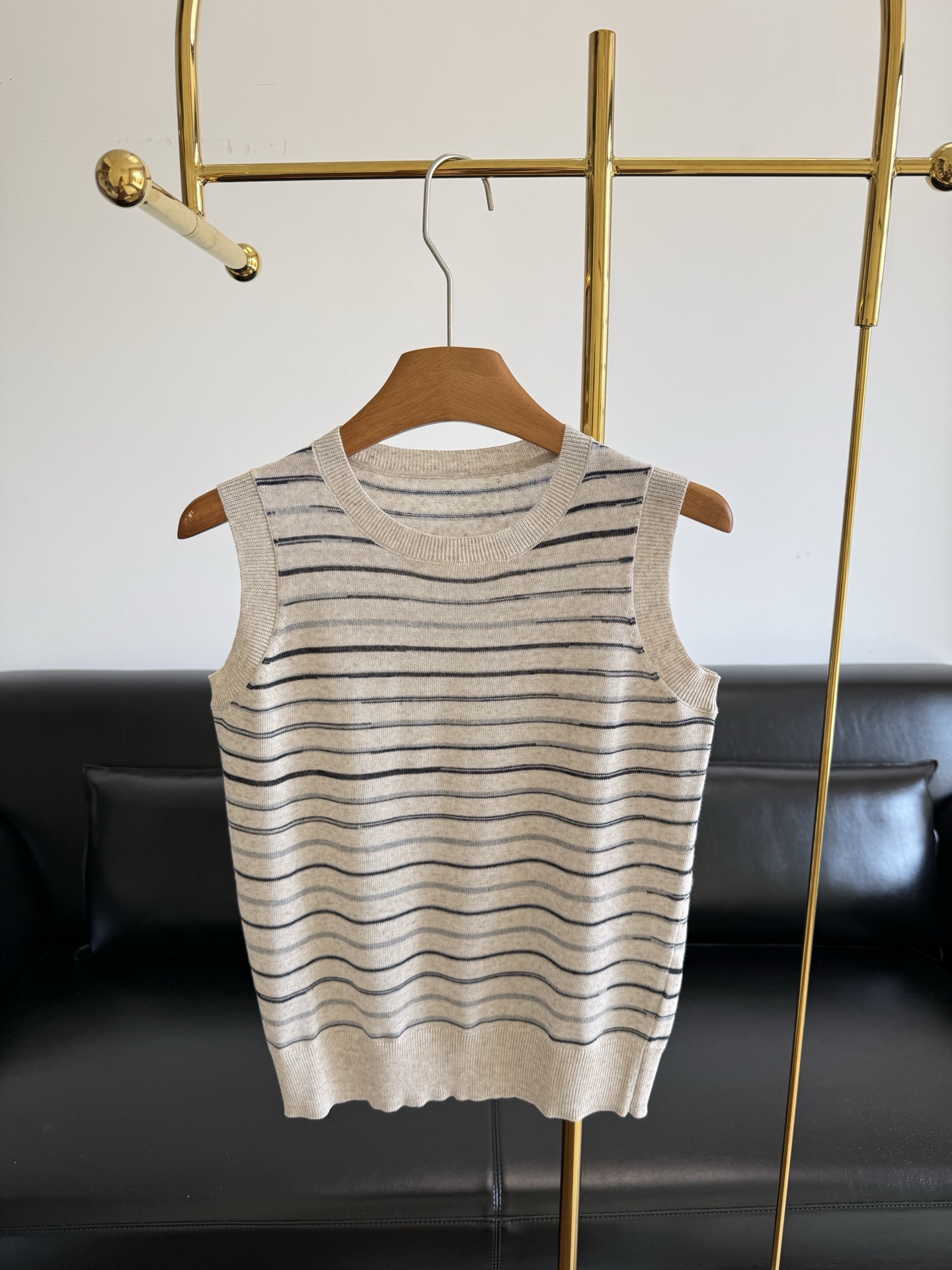 NO:871110,——ICICLE Tencel Linen Striped Sleeveless Vest. Selected 74 Tencel + 24 Linen Gold ratio fabrics, it is cool, breathable and not sweaty, saying goodbye to sticky summer. The navy blue stripes on the bottom are simple and eye-catching, the neat sleeveless + round neck design is refreshing and does not pick up the shoulders, and the slightly loose version can easily hide the flesh. Wear it alone with a denim skirt for commuting, and wear it with a shirt to create a layered feeling. It can be used in various summer wear scenarios.  Size sml,,skirts,shirts,gold,19860909——ICICLE 天丝亚麻条纹无袖背心 甄选74天丝+24亚麻黄金配比面料,自带凉感透气不闷汗,告别夏日黏腻.米底藏青条纹简约耐看, 利落无袖+圆领设计清爽不挑肩型,微宽松版型轻松藏肉.单穿配牛仔半裙通勤温柔,内搭衬衫打造叠穿感,承包你夏日多种穿搭场景. 码数sml,,skirts,shirts,gold,,Women's clothing