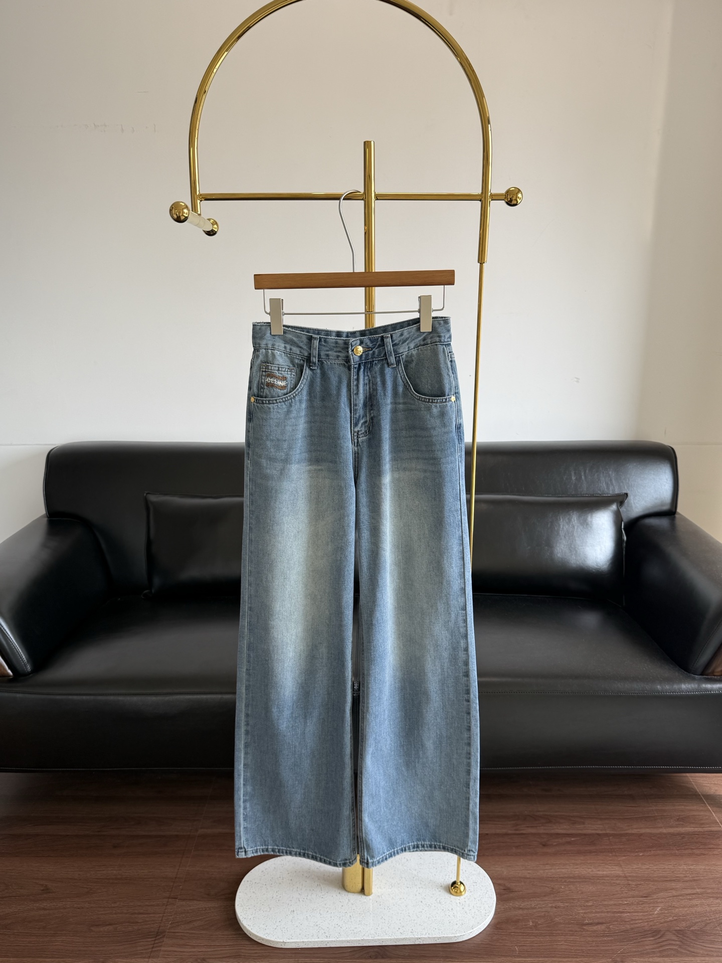NO:873525,——celine's same style straight jeans. This celine must be recommended!  !  !  First, take a look at this version and texture!  You know they are brand-name jeans!  A pair of pants that couldn’t be any better if the fit, wash, and fabric were lacking!  The new hot model from ce!  The upper body will make the legs look particularly long and the person will look particularly tall and straight!  Unlike other denim, the high-count pure cotton fabric imported from Japan has been specially washed and softened to feel soft and skin-friendly!  The upper body is light and non-restraining while retaining just the right amount of muscle and bone to feel firm, not soft and drapey!  Code number sml,,celine,jeans,19860909——celine 同款直筒牛仔裤 这条celine,一定要吐血推荐！！！ 首先你们看一眼这个版型和质感！ 就知道是大牌牛仔裤！ 版型、洗水、面料缺一点都不行的一条裤子！来自ce新款大爆款！ 上身会显得腿特别长,人特别挺拔！ 和其他牛仔不一样日本进口高支纯棉面料经过 特殊水洗软化处理触感软糯亲肤！ 上身轻盈无束缚同时保留恰到好处的筋骨感挺括不软塌垂坠有型！ 码数sml,,celine,jeans,,Women's clothing