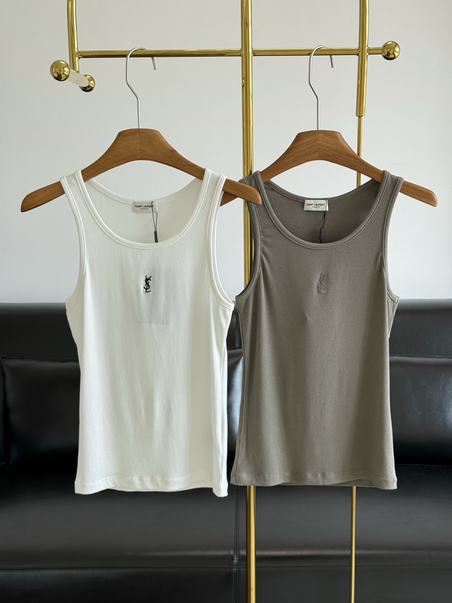 NO:873464,——Ysl Yves Saint Laurent logo embroidered ribbed vest, classic logo pattern on the chest, high-density three-dimensional craftsmanship, visually adding a sense of exquisiteness and high-end, fine workmanship, clear and clean stitching. Pure cotton material!  Highly intelligent vest!  Super slimming tool!  A minimalist layering piece!  The embroidered logo is low-key and luxurious. It is a must-have for white, rich and beautiful women. It is a casual and comfortable bottoming item. The tailoring is very beautiful. Basically everyone needs a vest in summer, paired with shorts and overalls. The top is narrow and the bottom is wide, showing a good figure and high grade. Size sml white gray, saint laurent, saint laurent, shorts,19860909——Ysl 圣罗兰 logo刺绣罗纹背心 胸前经典logo图案,工艺高密立体,视觉增加精致高级感,做工精细,线迹清晰干净.纯棉材质！ 高智感背心！超级显瘦神器！极简叠搭单品！刺绣logo低调奢华,白富美必入气质打底单品休闲舒适 剪裁很有美商,基本人人夏天都需要一件背心,配短裤配工装裤,上窄下宽显身材好又显品位高级 码数sml 白色 灰色,,saint laurent,saint laurent,shorts,,Women's clothing