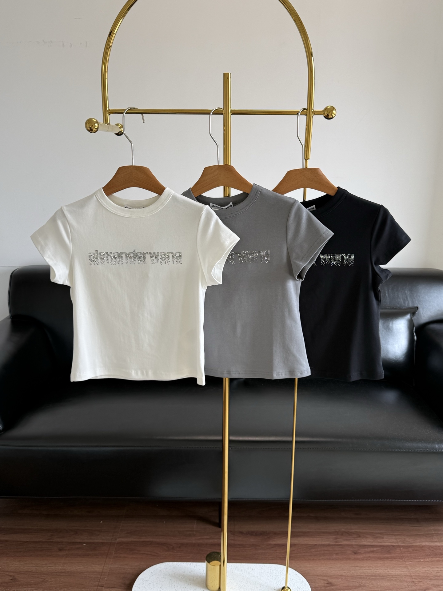 NO:873420,——The same style as King’s 26 spring and summer new elastic short-sleeved T-shirt with hot diamond letters. High-quality elastic soft and waxy fabric. It has great elasticity and smoothness. It feels great and the upper body is super comfortable!  The original version has the same hot-drilled letters, the real thing is shinier and more beautiful, it is really invincible and beautiful!  Slim fit, just the right length, not exposing the belly button, perfectly elongating the proportions of the lower body, and easily creating long legs!  A must-have item for fashionable girls, it looks great when paired with jeans and casual pants!  Extremely photogenic!  Size sml white gray black,,alexander wang,jeans,T-shirt,tees,t-shirt,19860909——大王同款 26春夏新款字母烫钻弹力短袖T恤 高品质弹力软糯面料,弹力很大很顺滑,手感超赞,上身超舒服！原版一致烫钻字母,实物更闪更好看,真的无敌巨巨巨好看！ 修身版型,恰到好处的长度,不露肚脐眼,完美拉长下身比例,轻松穿出大长腿！时髦女生必备的单品,随便搭配牛仔裤休闲裤就很出片！上镜特别亮眼！ 码数sml 白色 灰色 黑色,,alexander wang,jeans,T-shirt,tees，t-shirt,,Women's clothing