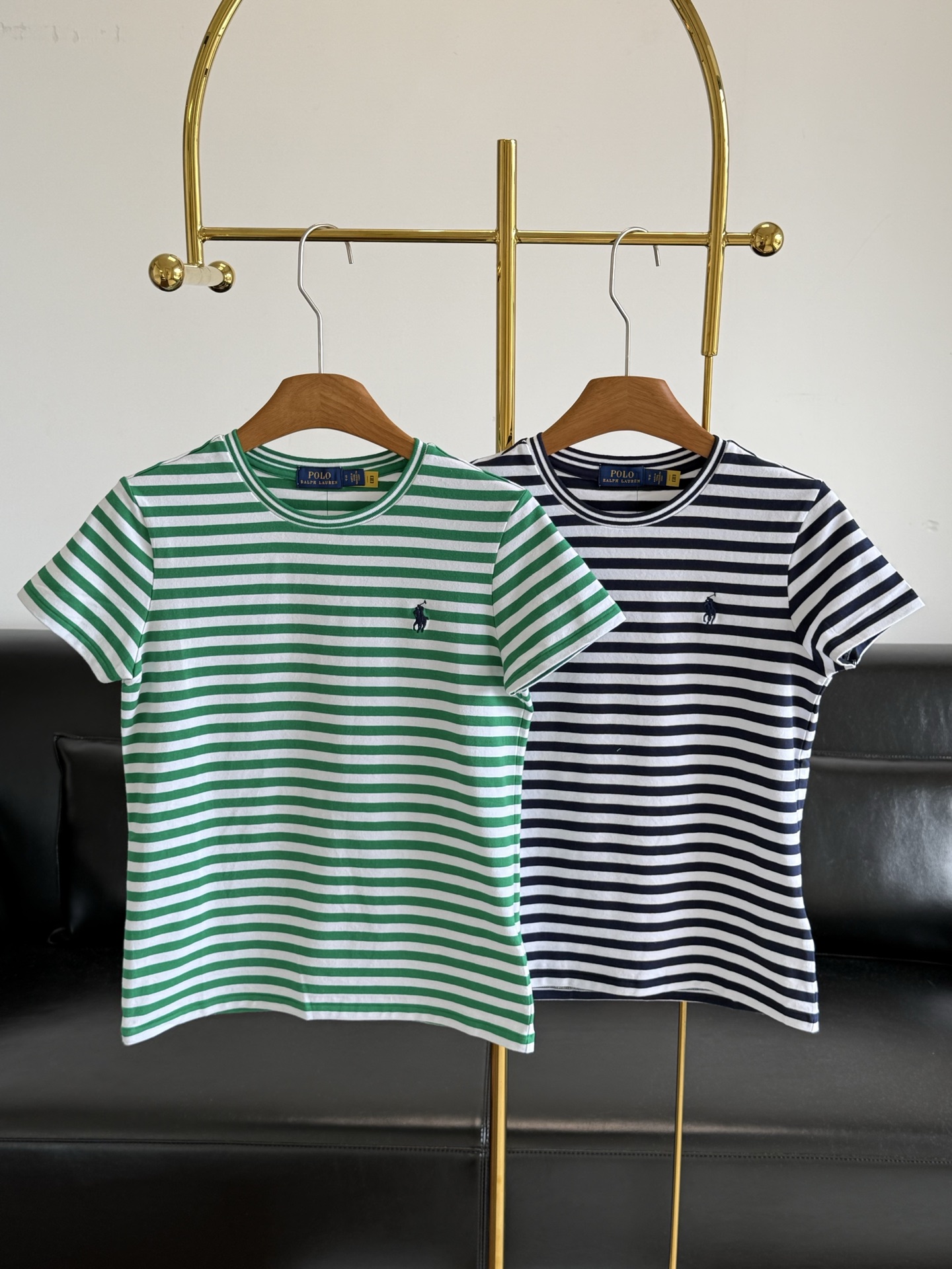 NO:873509,——Ralph Lauren The same style of logo embroidered striped T-shirt is simple and highly recognizable! It is made of cotton fabric that is soft and comfortable, making it stress-free for daily wear. Stripes are one of the elements of the main theme of outfits, which have both a retro feel and a formal feel, and have higher compatibility. It is easy to match and go out. A must-have summer item, get stripes!  Relaxed outfits focus on a casual and comfortable look. Today’s outfit focuses on a relaxed feel. It can be worn alone or layered, and it looks great with jeans. It is both fashionable and practical, and is a must-have item for young people’s wardrobe! Size s-xl blue green, jeans, tees, t-shirt,19860909——拉夫劳伦 同款logo刺绣条纹T恤 简约又超有辨识度! 采用棉面料柔软舒适, 日常穿着无压力,条纹 穿搭的主旋律的元素之一兼具复古感与正式感,拥有更高兼容性 轻松搭配出门 夏日必备单品get 条纹控！ 松弛感穿搭 主打一个随性自在 今天这身主打松弛感 单穿or内搭都OK,搭配牛仔裤,都很出彩.潮流与实用兼具,是年轻人衣橱必备单品! 码数s-xl 蓝色 绿色,,jeans,tees，t-shirt,,Women's clothing