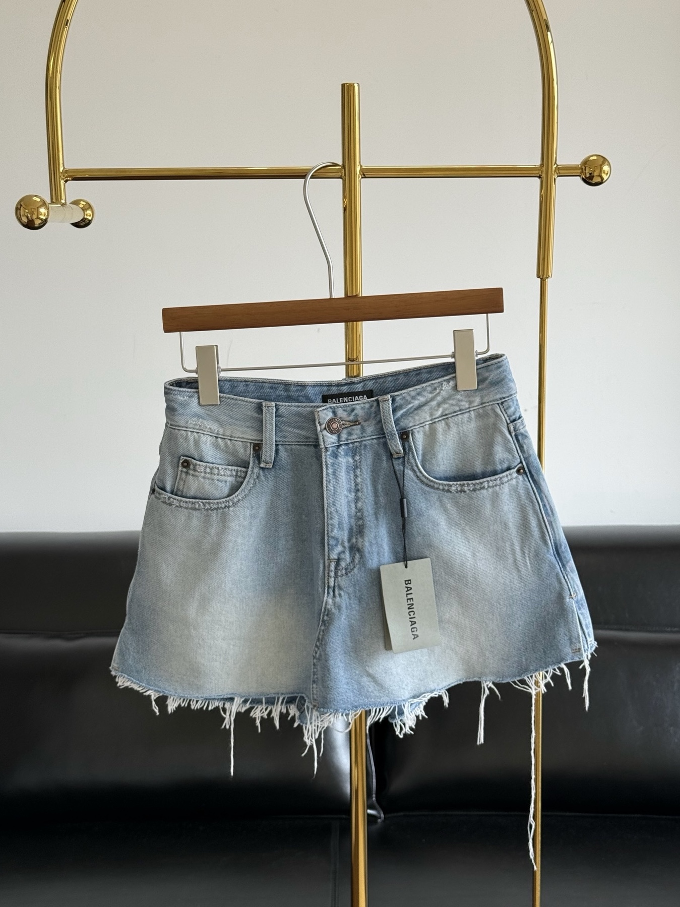 NO:873496,——Balenciaga's same style of distressed jeans skirt with raw edges. Ordinary denim shorts are not so fashionable!  !  This color is more advanced!  More texture!  Classic frayed edges + retro distressed craftsmanship, the silhouette is very American street style. The front skirt and back pants design is beautiful and not exposed at all, taking into account both appearance and practicality, it is also very eye-catching when worn as American hot pants!  The fabric is crisp and stylish, and the upper body is slim and versatile. If you like the American style, you can wear it with your eyes closed!  Size 24-30,,balenciaga,skirts,shorts,jeans,19860909——巴黎世家 同款毛边做旧牛仔裤裙 一般的牛仔短裤版型没这么洋气的！！ 这条颜色更高级！更质感！ 经典磨破毛边+复古做旧工艺,版型超有美式街头范儿.前裙后裤设计,好看还完全不走光,兼顾颜值与实用性,当成美式热裤穿也超吸睛！面料挺括有型,上身显瘦又百搭,喜欢美式风格的闭眼入！ 码数24-30,,balenciaga,skirts,shorts,jeans,,Women's clothing