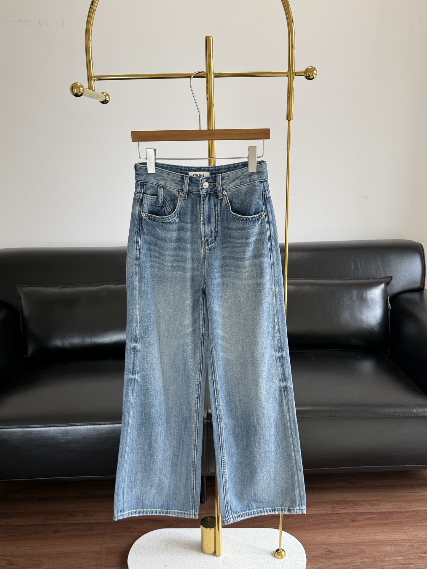 NO:875051,——The straight wide-leg jeans of the same style as Celine are very stylish without having to be concave!  Pants that accommodate any leg shape, so you don’t have to choose who to wear them!  A pair of straight jeans that can make you a god!  !  The shape of the trousers is stable, whoever wears this pair will be fashionable!  Highly recommend this color!  Cotton Lyocell!  Just the washing part is so pleasing to the eye!  Retro and uninhibited, casual and free!  Heavy washed denim blue, as well as YKK metal zippers + leather tags, give the pants a retro and distressed look!  These pants can be worn all year round!  Let’s start with one hand!  !  Code number sml,,celine,jeans,19860909——celine同款 直筒阔腿牛仔裤 不用凹就很有型！ 包容任何腿型的裤型,不挑人穿！ 可以封神的一条直筒牛仔！ ！ 裤型这一块是稳稳的,谁穿谁时髦的一条！ 强推这个色呀！棉莱赛尔面料！光是洗水的部分都是赏心悦目的美呀！复古而不羁,随性且自由！重工水洗的牛仔蓝,还有YKK金属拉链+皮牌,让裤子呈现复古做旧感！这件裤子是可以穿一年四季的！人手一件走起！！ 码数sml,,celine,jeans,,Women's clothing