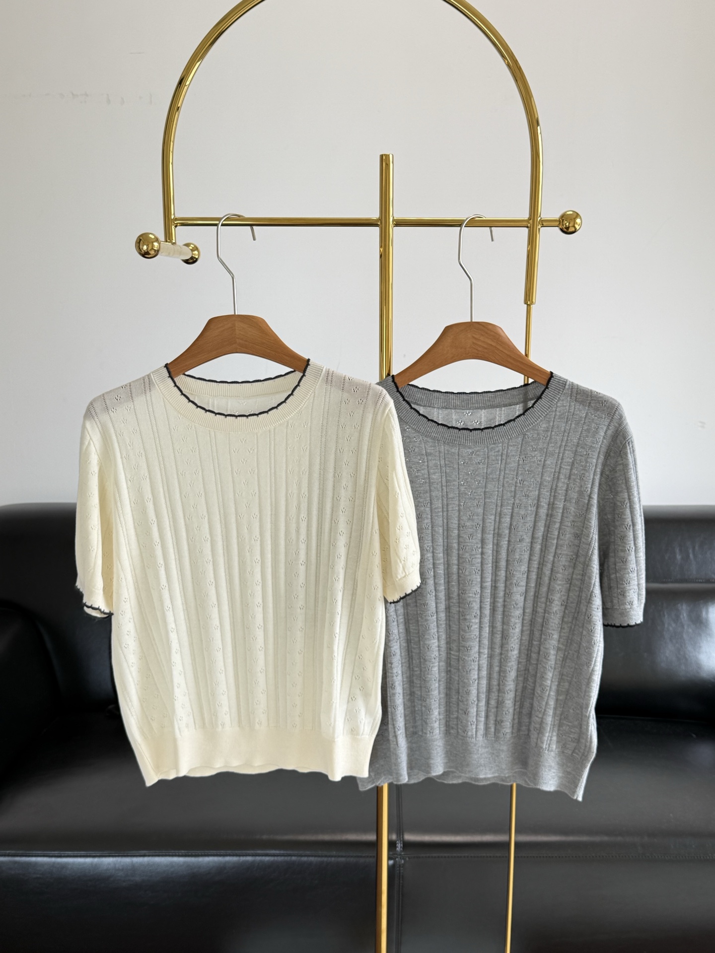 NO:875078,——ICICLE Contrast edge Tencel knitted short-sleeves are made from 100% Tencel fabric, which is soft and shiny, breathable and skin-friendly, light and not stuffy, suitable for daily wear in midsummer.  The classic round neck style is neat and elegant, with contrasting thin edges outlining the collar and cuffs, and exquisite details are hidden in the simplicity. The vertical hollow texture and texture are both transparent and layered, breathable and perspiration, and visually more neat and slimming. Gray and white are available in two colors, the advanced matte gray is calm and intellectual, and the pure off-white is gentle and elegant, suitable for a variety of wearing scenarios.  The short-sleeved cut is refreshing and neat, and the pullover design is simple and casual. It can be worn alone to create a smart look for commuting, or layered with a shirt to create a layered look. It continues Zhihe's consistent simple and high-end tones, without redundant decoration, using comfortable fabrics and delicate craftsmanship to interpret oriental minimalist aesthetics, making daily wear both textured and comfortable. It is suitable for commuting, leisure, and light business scenarios, and can calmly control every moment of summer. Size sml white gray, shirts, T-shirt,19860909——ICICLE 撞色边天丝针织短袖 甄选100天丝面料,柔润光泽,透气亲肤,轻薄不闷,适配盛夏日常穿搭. 经典圆领版型利落雅致,撞色细边勾勒领口袖口,简约中暗藏精致细节.竖向镂空肌理织纹,兼具通透感与肌理层次,透气排汗,视觉上更显利落显瘦.灰、白双色可选,高级雾感灰沉稳知性,纯净米白温柔素雅,适配多元穿搭场景. 短袖剪裁清爽利落,套头设计简约随性,可单穿打造通勤干练感,亦可叠搭衬衫打造层次感.延续之禾一贯的简约高级调性,无冗余装饰,用舒适面料与细腻工艺,诠释东方极简美学,让日常穿搭兼具质感与自在,适配通勤、休闲、轻商务多种场景,从容驾驭夏日每一刻. 码数sml 白色 灰色,,shirts,T-shirt,,Women's clothing