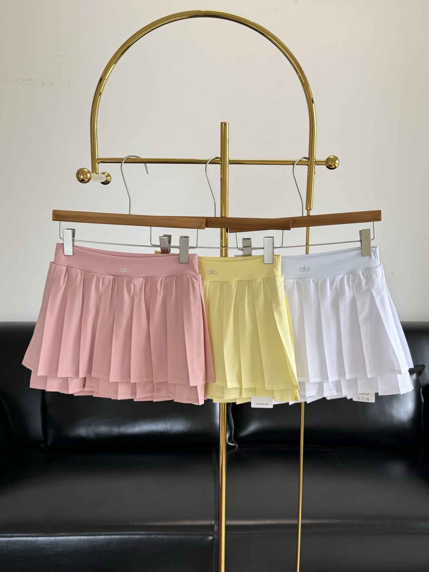 NO:875098,——Alo's same style tennis skirt. This casual and energetic tennis skirt has both looks and practicality, making it easy to control various scenes. Made of light and draping fabrics, the skirt has a smart and playful silhouette that naturally stretches with body movements. It is equipped with the brand's exclusive Airlift to stabilize the waistband, so it fits snugly and will not shift easily. It is equipped with legging shorts with pockets inside, allowing for freedom of movement and at the same time being considerate to prevent exposure, making travel more worry-free.  Whether it is a competitive arena or a casual get-together, you can wear it easily for sports and daily wear. Lightweight and dynamic fabric, with Airlift elastic waistband 90 polyester fiber, 10 elastic fiber code size sml pink black white, skirts, shorts,19860909——alo 同款网球短裙 这款随心活力网球短裙,兼具颜值与实用性,轻松驾驭各类场景. 甄选轻盈垂顺面料打造,裙身版型灵动俏皮,随肢体动作自然舒展；搭配品牌专属 Airlift 稳固腰头,穿着贴合不易移位. 内里配有带口袋的打底短裤,活动自在,同时贴心防走光,出行更无忧. 无论是竞技赛场,还是休闲小聚,穿上它,运动、日常穿搭都轻松出彩. 轻盈垂顺动感面料,搭配 Airlift 弹力腰头 90 聚酯纤维,10 弹性纤维 码数sml 粉色 黑色 白色,,skirts,shorts,,Women's clothing
