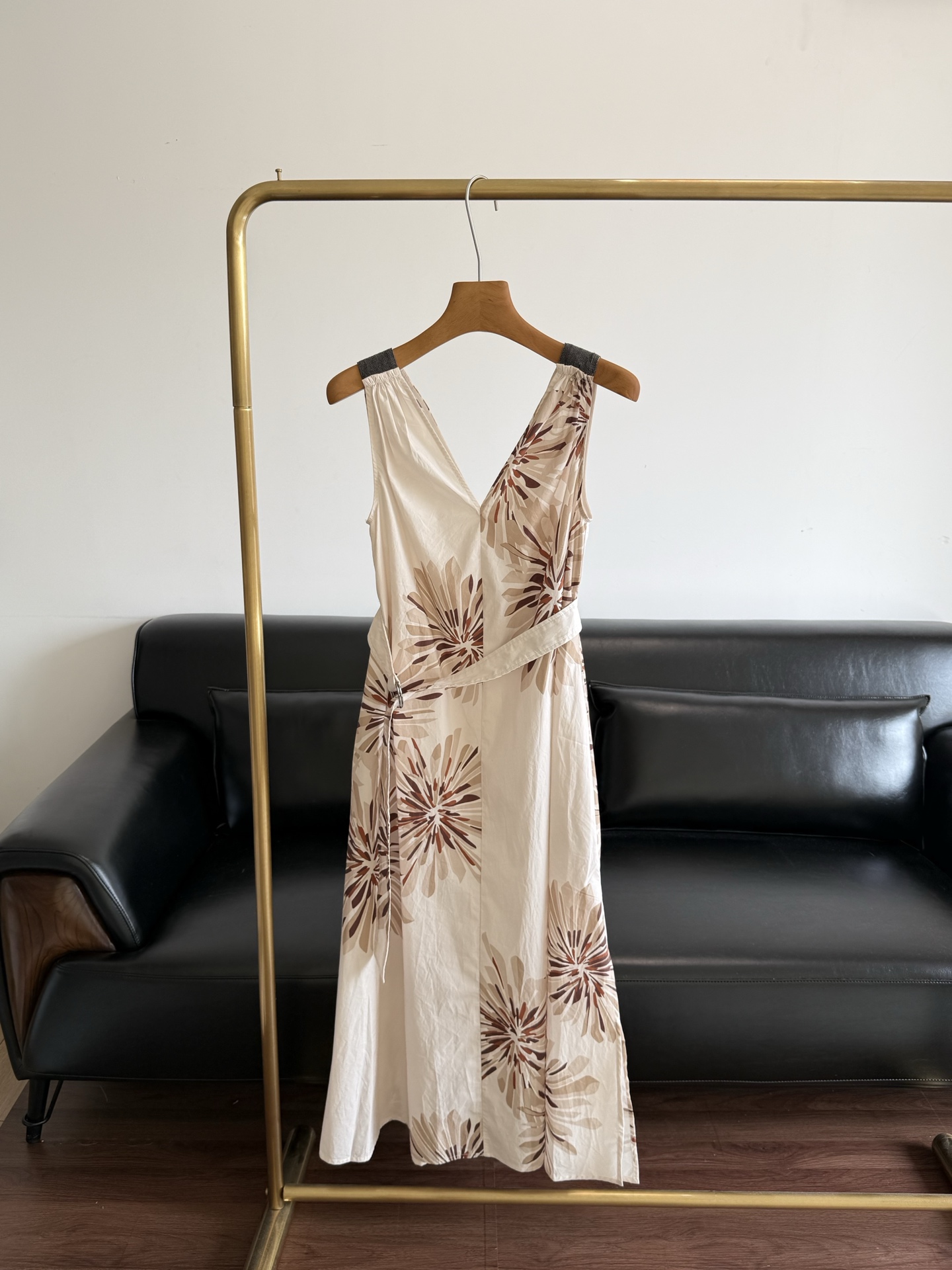 NO:876291,——BC V-neck printed dress This holiday-style dress is so beautiful that it makes you speechless. The printed dress directly adds to the relaxed atmosphere! Low-saturated beige background color + brown tone fireworks print, comes with retro lazy filter, selected Xinjiang long-staple cotton fabric with cloud-like soft cotton touch. V-neck + waist tie design, easy to pinch out the waistline, A-line large skirt hides the flesh and makes you look slimmer, pear-shaped figure can be seen directly with closed eyes!  Paired with a straw hat and sandals, it is gentle and casual. Whether it is worn for beach vacations or daily outings, it is comfortable and photogenic. It is a gentle and feminine style. Whoever wears it will have the same temperament! Size s-xl,,espadrilles,skirts,hats,19860909——BC v领印花连衣裙 这条度假风连衣裙美到失语 印花连衣裙直接把松弛氛围感拉满了! 低饱和米底色+棕调烟花印花,自带复古慵懒滤镜, 甄选新疆长绒棉织造自带云朵般的软棉触感 V领+收腰系带设计,轻松掐出腰线,A字大裙摆藏肉又显瘦,梨形身材直接闭眼冲! 搭配草编帽和凉拖,温柔又随性,不管是海边度假还是日常出游穿,都舒服又上镜,妥妥的温柔女主风,谁穿谁气质! 码数s-xl,,espadrilles,skirts,hats,,Women's clothing