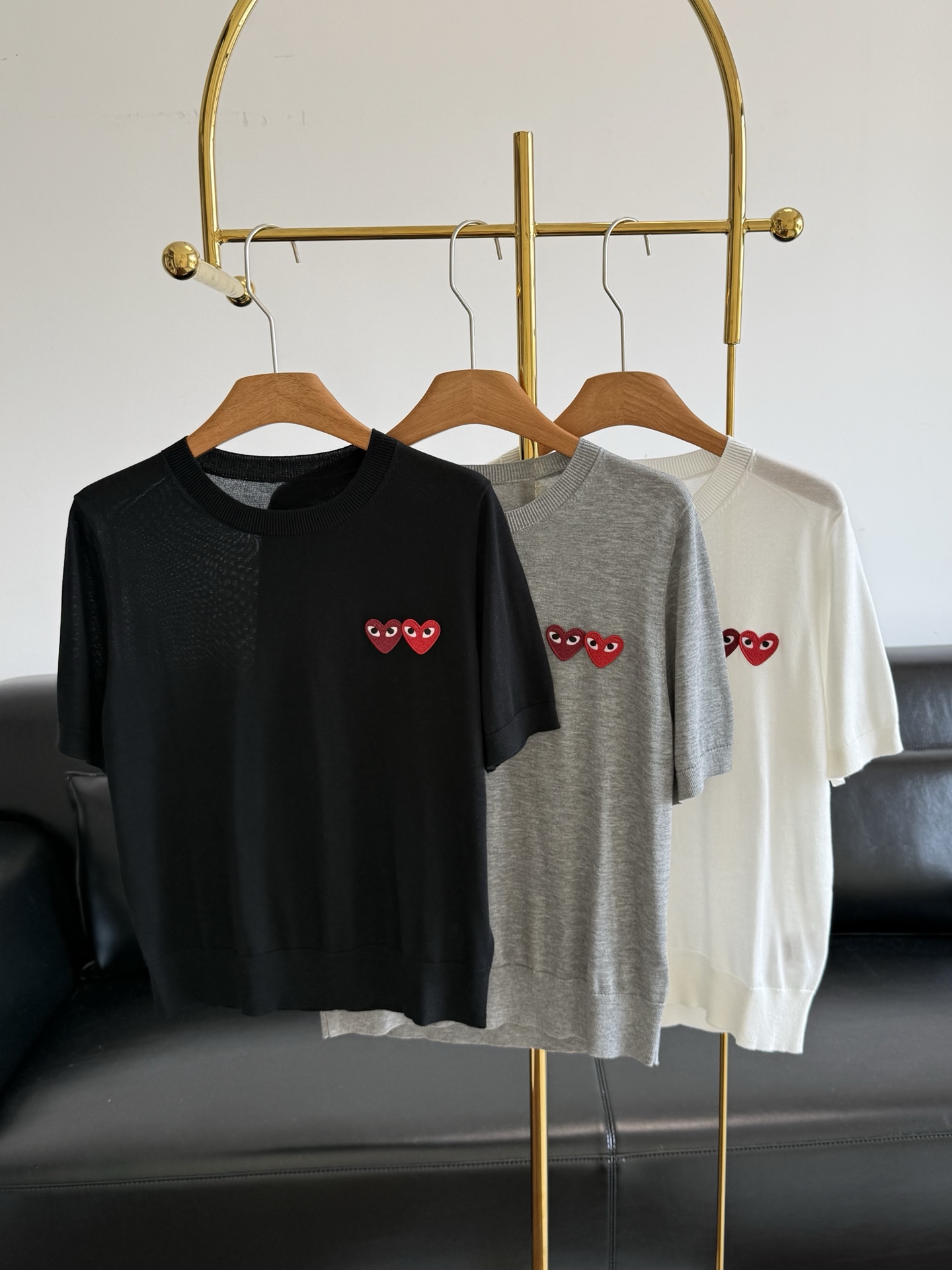NO:876296,——PLAY/Kawakubo Rei’s latest love patch embroidered short-sleeved sweater!  Cotton knitted fabric, original craftsmanship, clear fabric texture, skin-friendly, comfortable and breathable, delicate and unrivaled in texture visible to the naked eye!  The love patch embroidery on the chest highlights the brand recognition, and the ribbed cuffs at the hem are just the right details to embellish, creating a casual and a little intellectual look!  Very personalized three-dimensional cutting design, minimalist style, clean and refreshing feeling, very age-reducing style and super versatile ~ wardrobe must-have yyds ~ size sml black gray white, T-shirt,19860909—— PLAY/川久保玲最新款爱心贴布刺绣短袖针织衫！ 棉针织面料,原版工艺,织物纹理清晰,亲肤舒适透气,肉眼可见的细腻,质感无敌！ 胸前的爱心贴布刺绣彰显品牌辨识度,袖口下摆的罗纹收口,恰到好处的细节点缀,气质休闲,又带点小知性！ 极具个性的立体裁剪设计,极简的风格,干净清爽的感觉,非常减龄的款式而且超级百搭～ 衣橱必备yyds ～ 码数sml 黑色 灰色 白色,,T-shirt,,Women's clothing